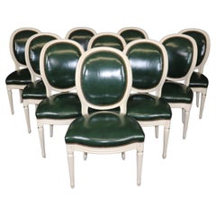 Raro set di 10 sedie da pranzo in pelle dipinte con schienale a cammeo attribuite alla Maison Jansen