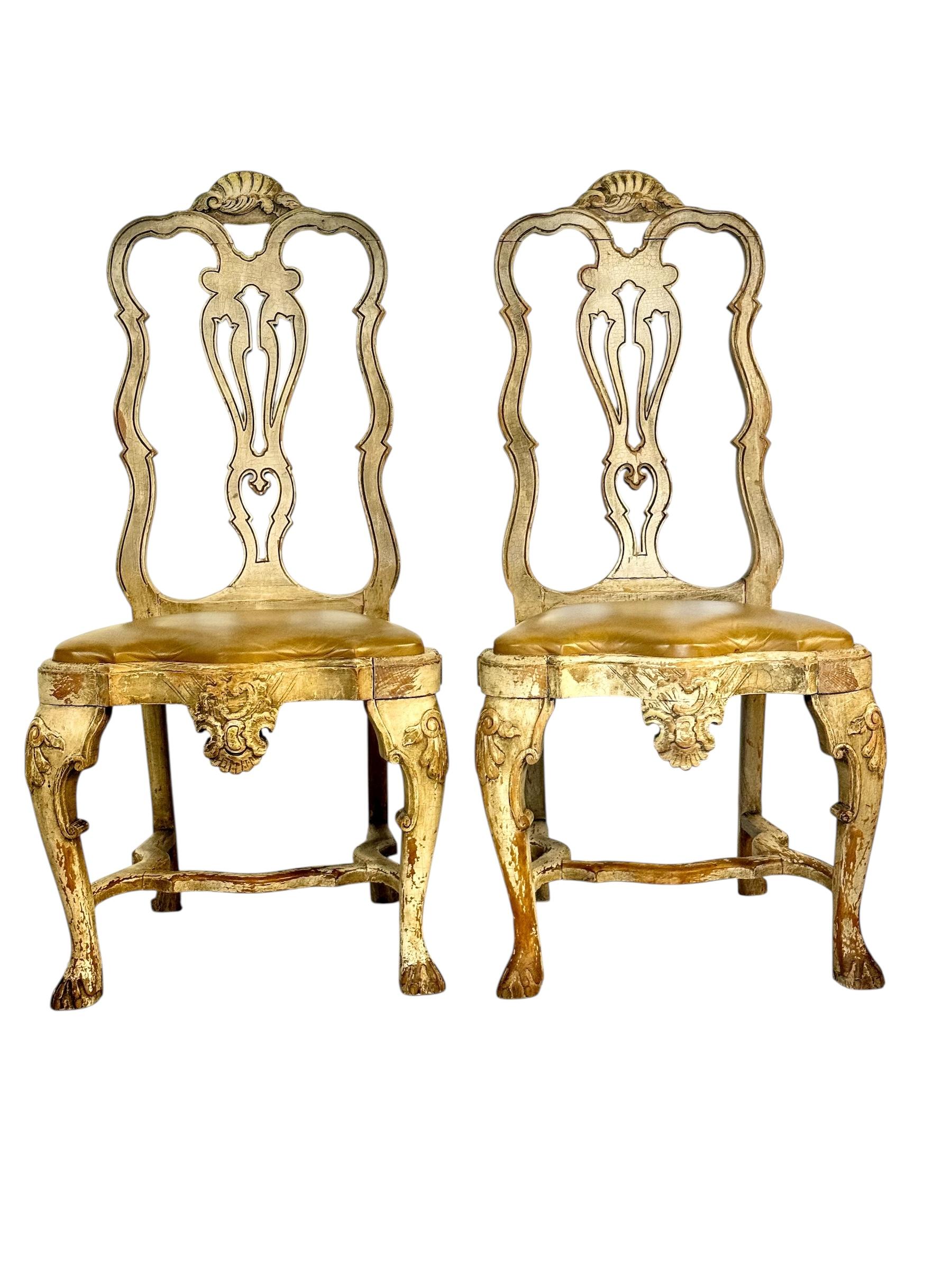 Exceptionnel et rare ensemble de 10 chaises de salle à manger rococo italiennes, fabriquées en bois de hêtre massif et datant de la fin du XVIIIe siècle ou du début du XIXe siècle. Ces chaises présentent une élégante silhouette sculptée à la main