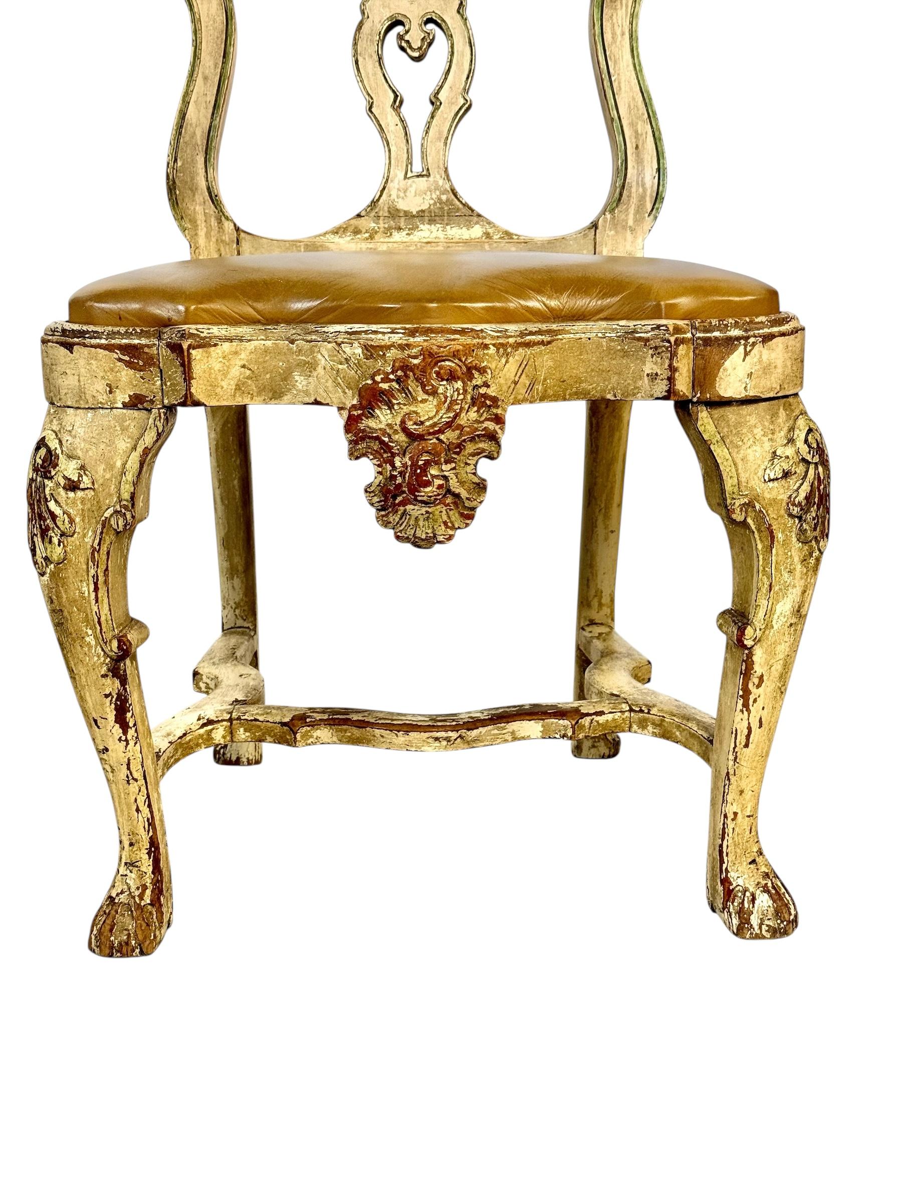 Sculpté à la main Rare ensemble de 10 chaises de salle à manger rococo italiennes à la patine vieillie, c.1800 en vente