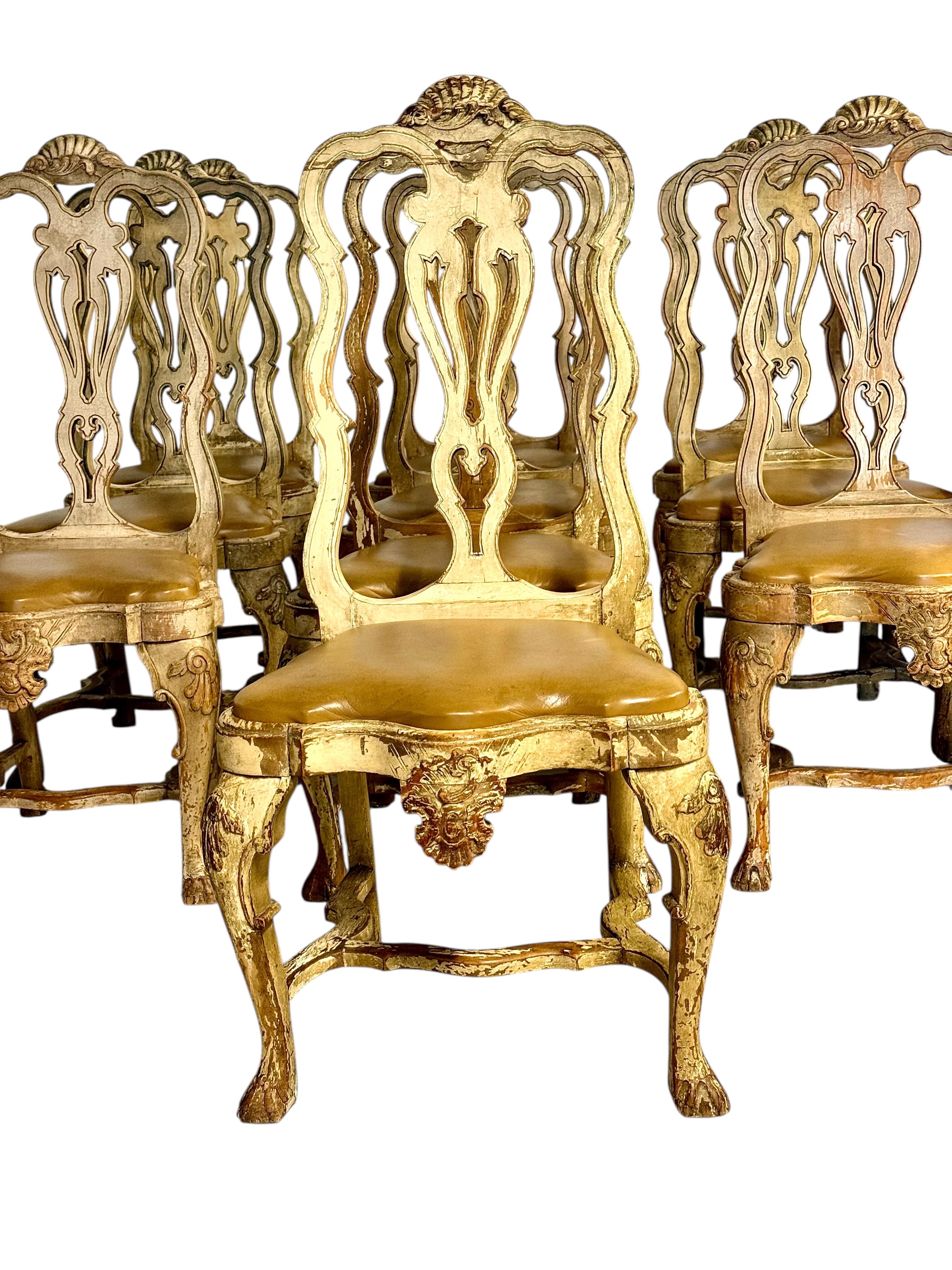 Rare ensemble de 10 chaises de salle à manger rococo italiennes à la patine vieillie, c.1800 Bon état - En vente à LA CIOTAT, FR