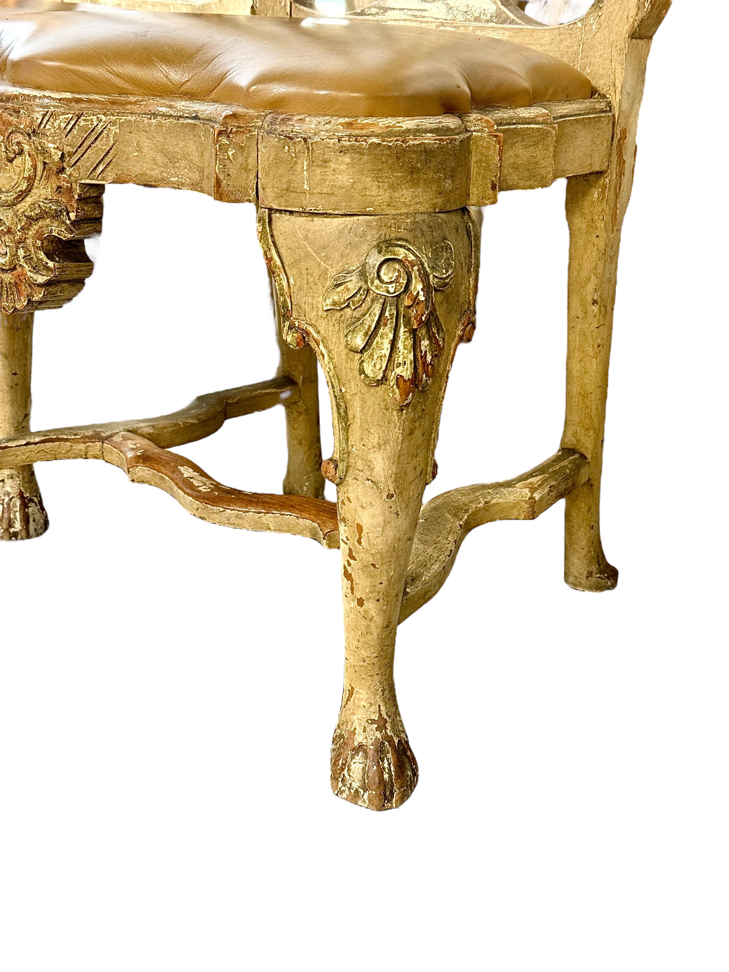 Cuir Rare ensemble de 10 chaises de salle à manger rococo italiennes à la patine vieillie, c.1800 en vente