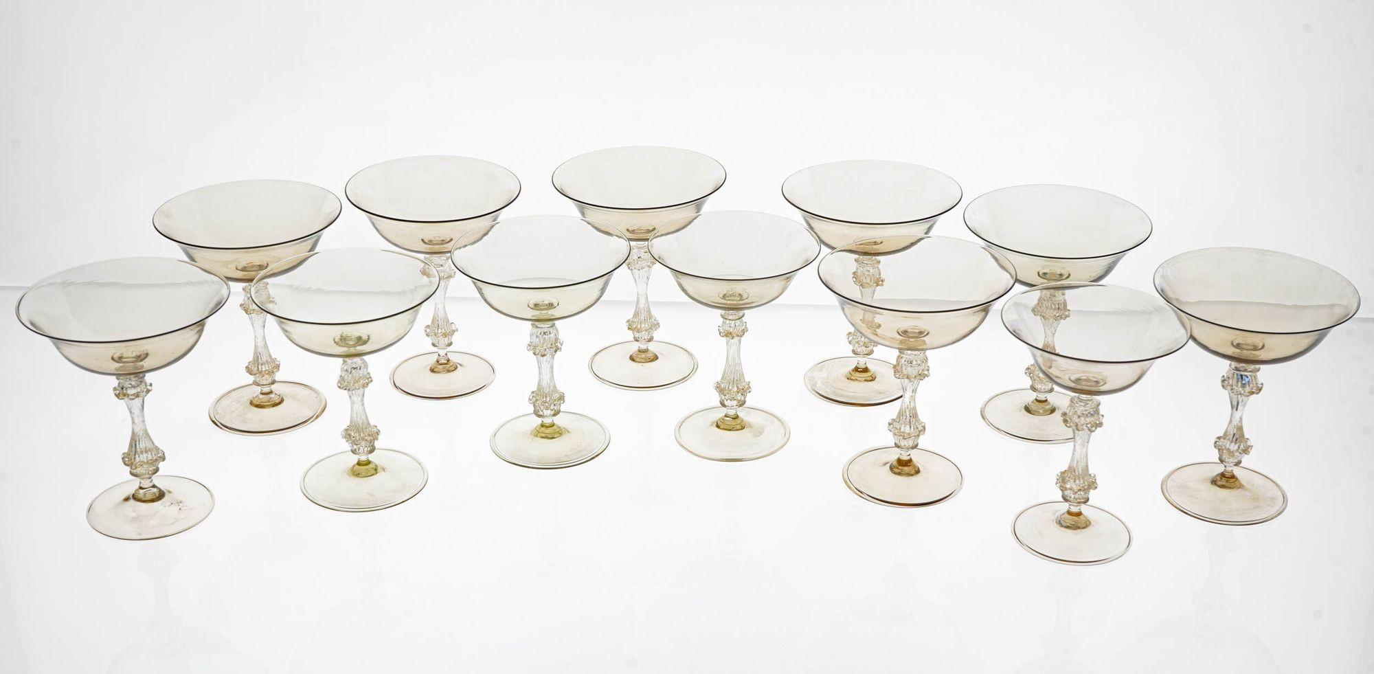 Rare ensemble de 12 verres à champagne Classic Cenedese Fume et Gold . Unique en son genre en vente 11