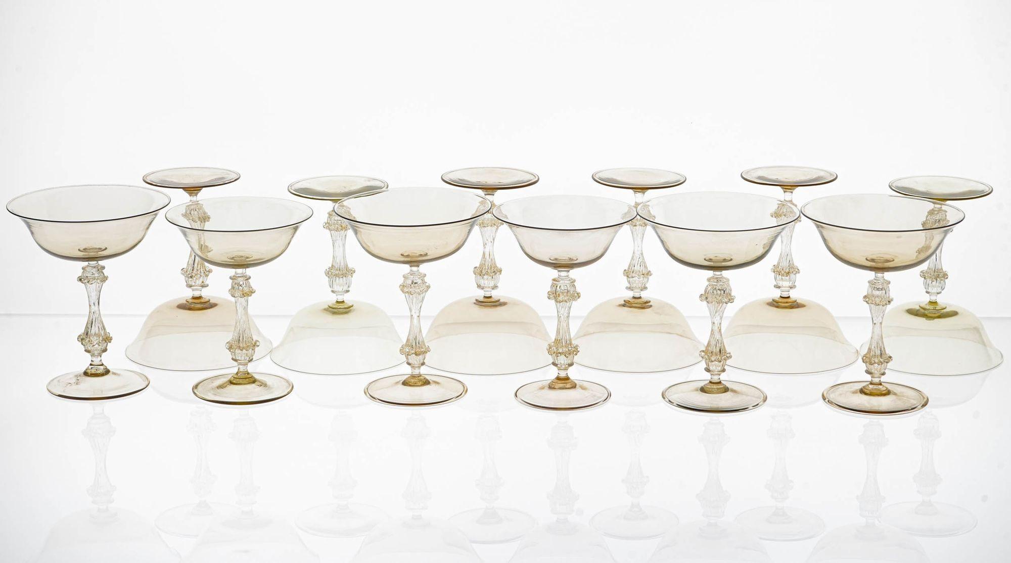 20ième siècle Rare ensemble de 12 verres à champagne Classic Cenedese Fume et Gold . Unique en son genre en vente