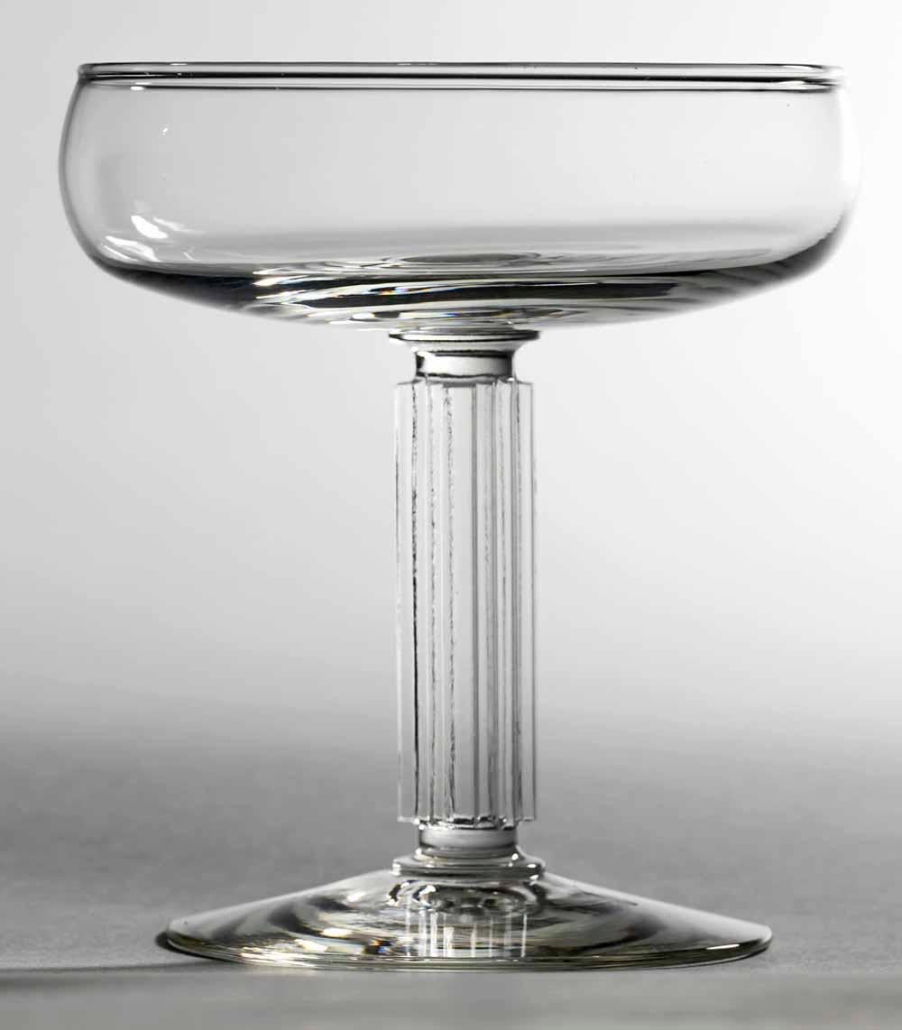 Cet ensemble très inhabituel et entièrement intact de 12 coupes ou verres à martini de modèle Embassy a été conçu par Walter Dorwin Teague et Edwin W. Fuerst pour la société de verrerie Libbey en 1939.  Très élégantes et à la mode à l'époque, mais