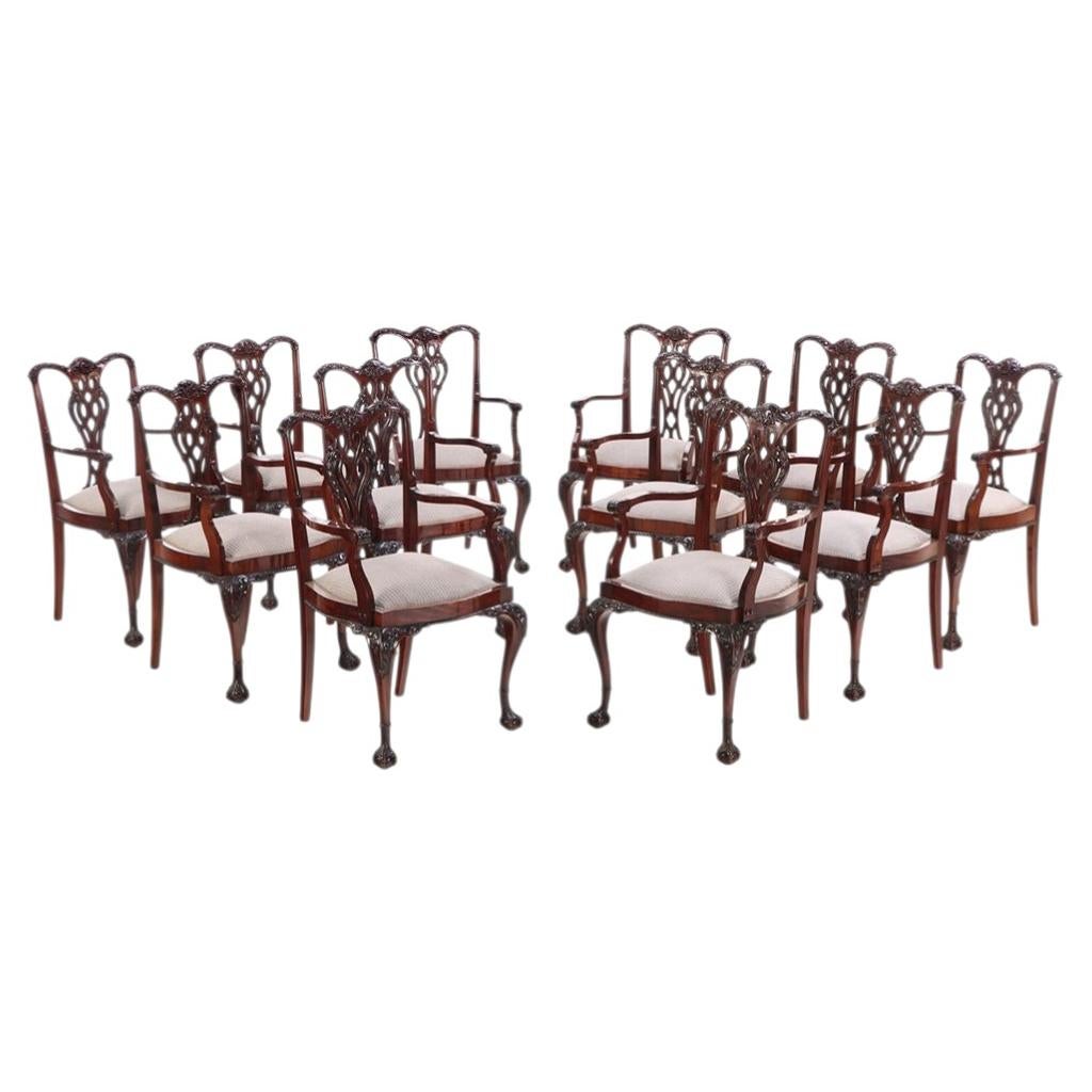Raro juego de 12 sillones ingleses de caoba estilo Chippendale, C. 1900. en venta