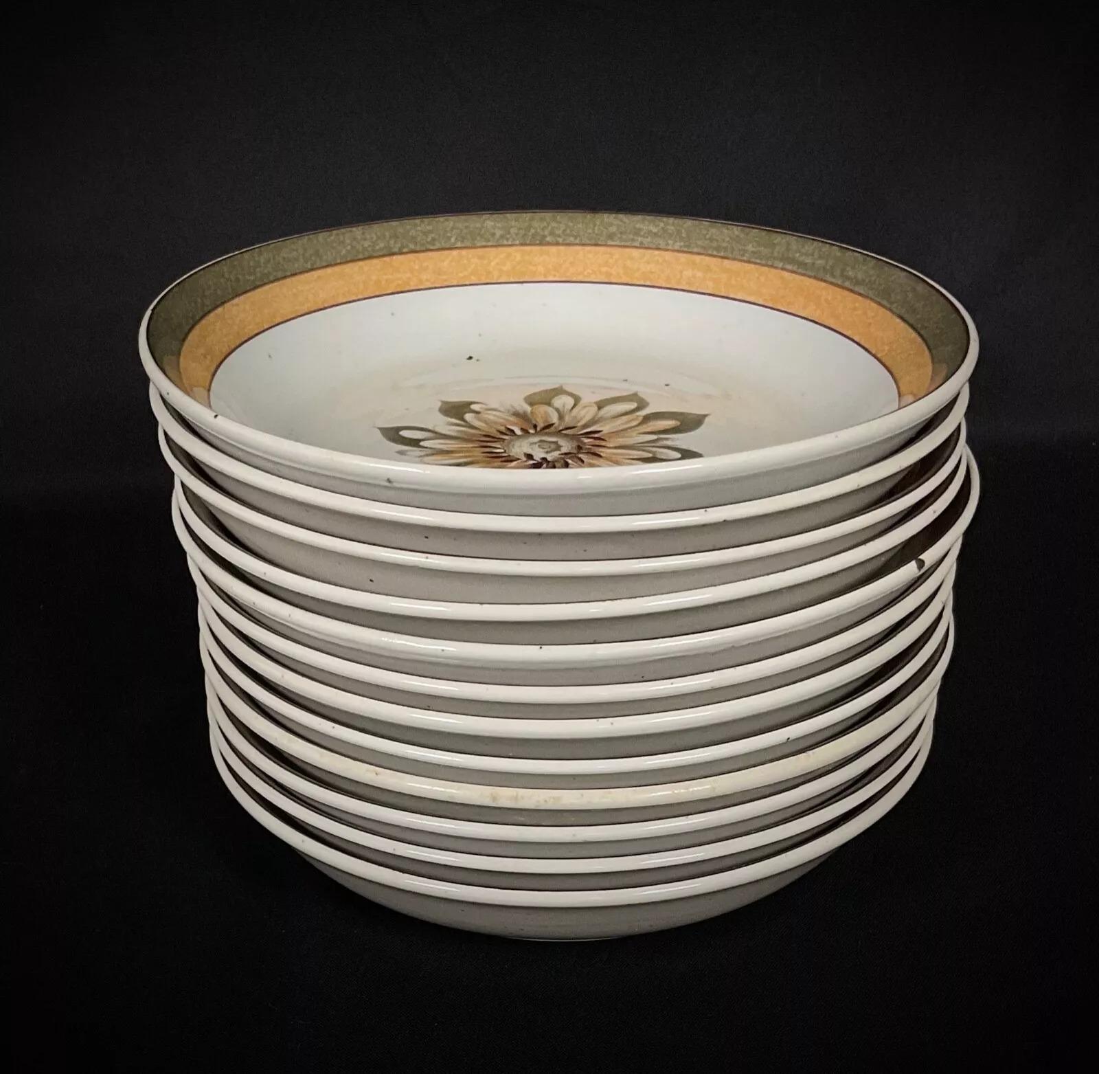 Questo raro set di 12 ciotole da dessert CNP Grès de la Vallée aggiunge un'eleganza rustica e senza tempo a qualsiasi tavola. Ogni pezzo è realizzato in resistente gres e presenta la tecnica di decorazione ad alto fuoco 