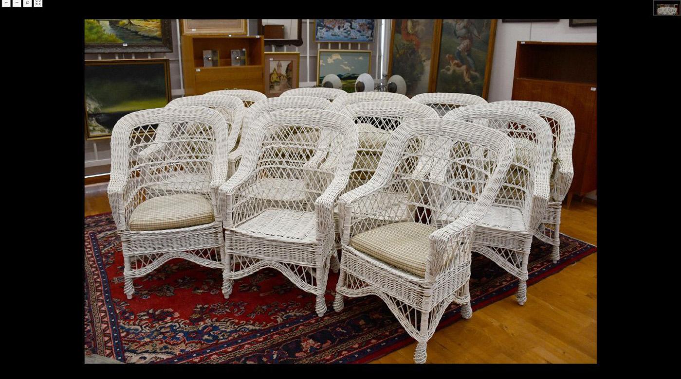 Rare ensemble de 10 fauteuils de véranda en rotin vers 1970/1980
Très bon état d'usage, ces fauteuils n'ont jamais été à l'extérieur.
Les coussins sont présents, mais un peu défraîchis.
le prix est pour 1 fauteuil, 12 fauteuils sont disponibles