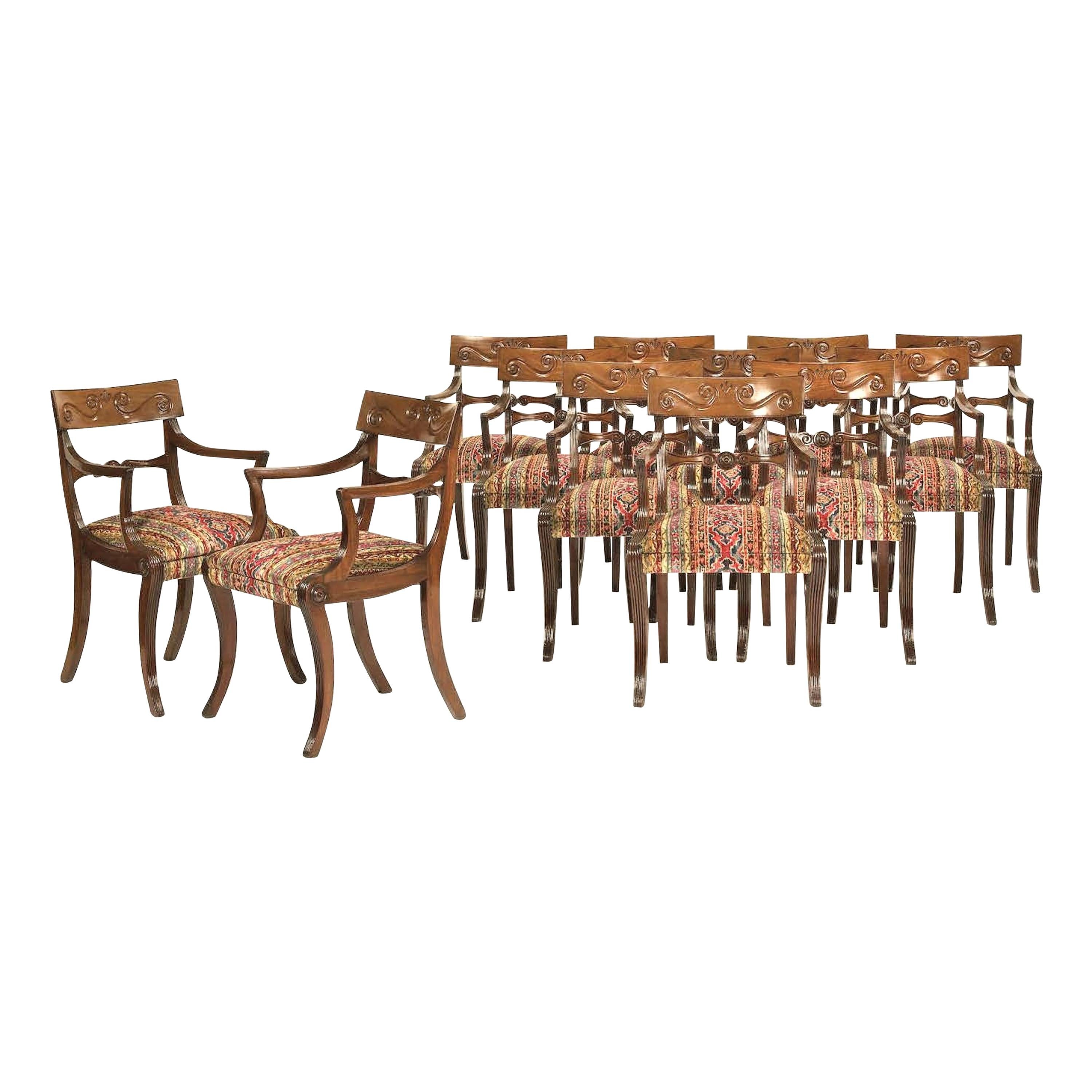 Rare ensemble de 12 fauteuils de salle à manger de style Régence en acajou sculpté Meubles Anciens
