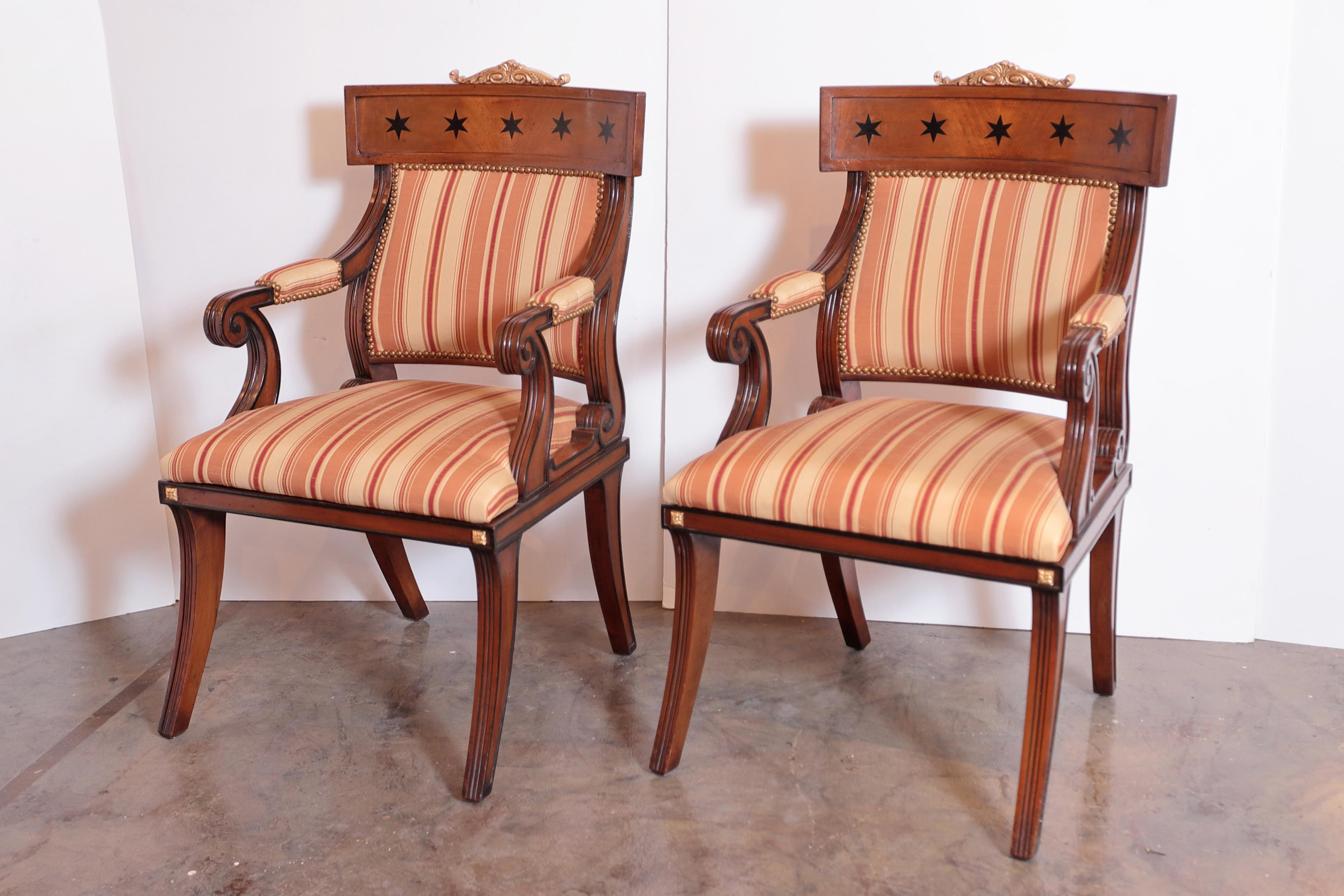 Il s'agit d'un ensemble rare de chaises de salle à manger de style Regency anglais du 20e siècle. Tous les bras de ces chaises sont partiellement ébénisés et dorés à la queue de pie. Provenance Angleterre.