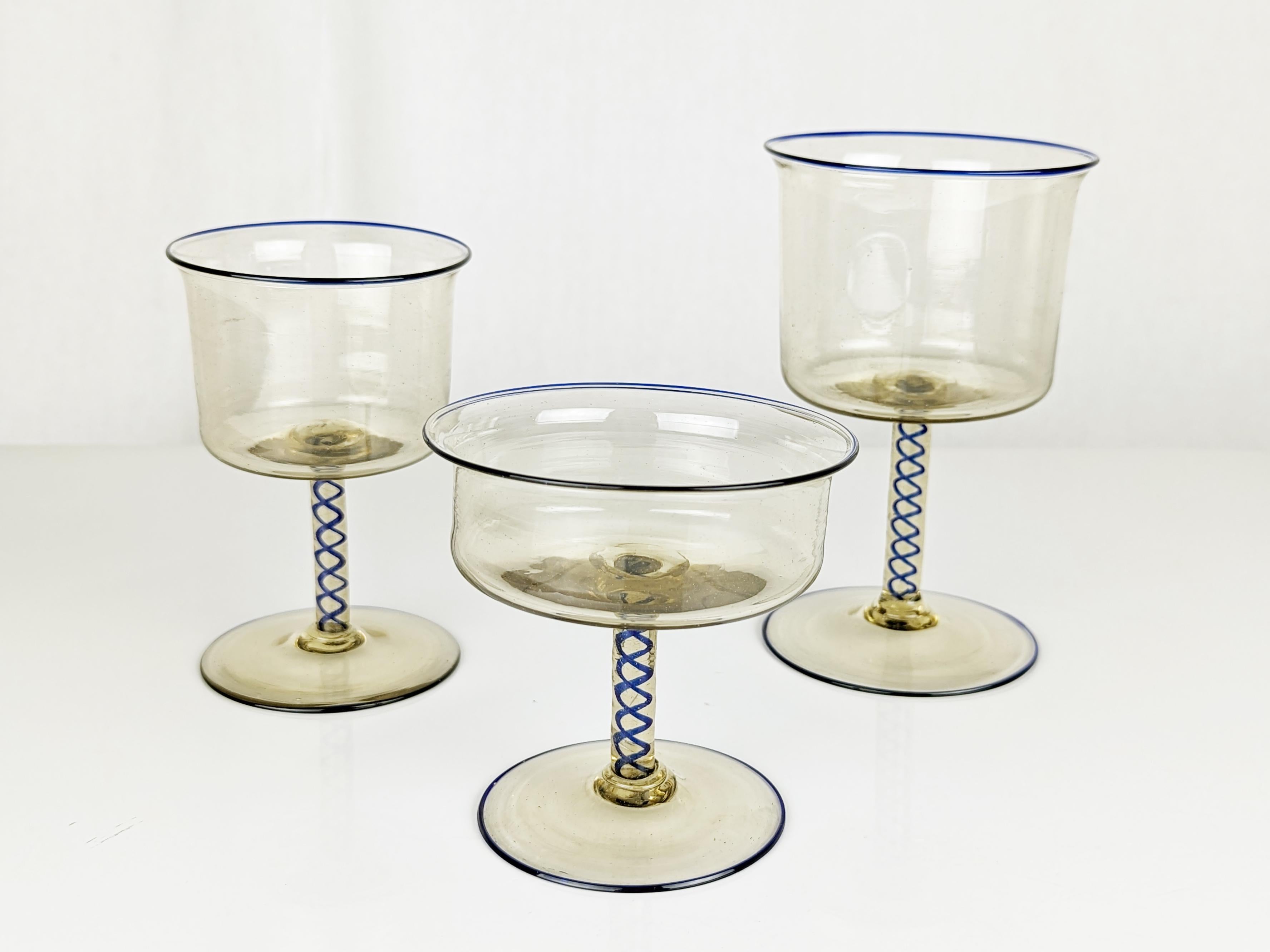 Satz von 18 Bechern aus Murano-Glas, hergestellt von Vittorio Zecchin für die Murano-Glasfabrik Pauly & Co in den 1930er Jahren.
Das Set besteht aus 3 verschiedenen Gläsern ( cm 14h x 8,7;  cm 11,5h x 7,7d; cm 9,3h x 9,3d ) und gehört zur Serie