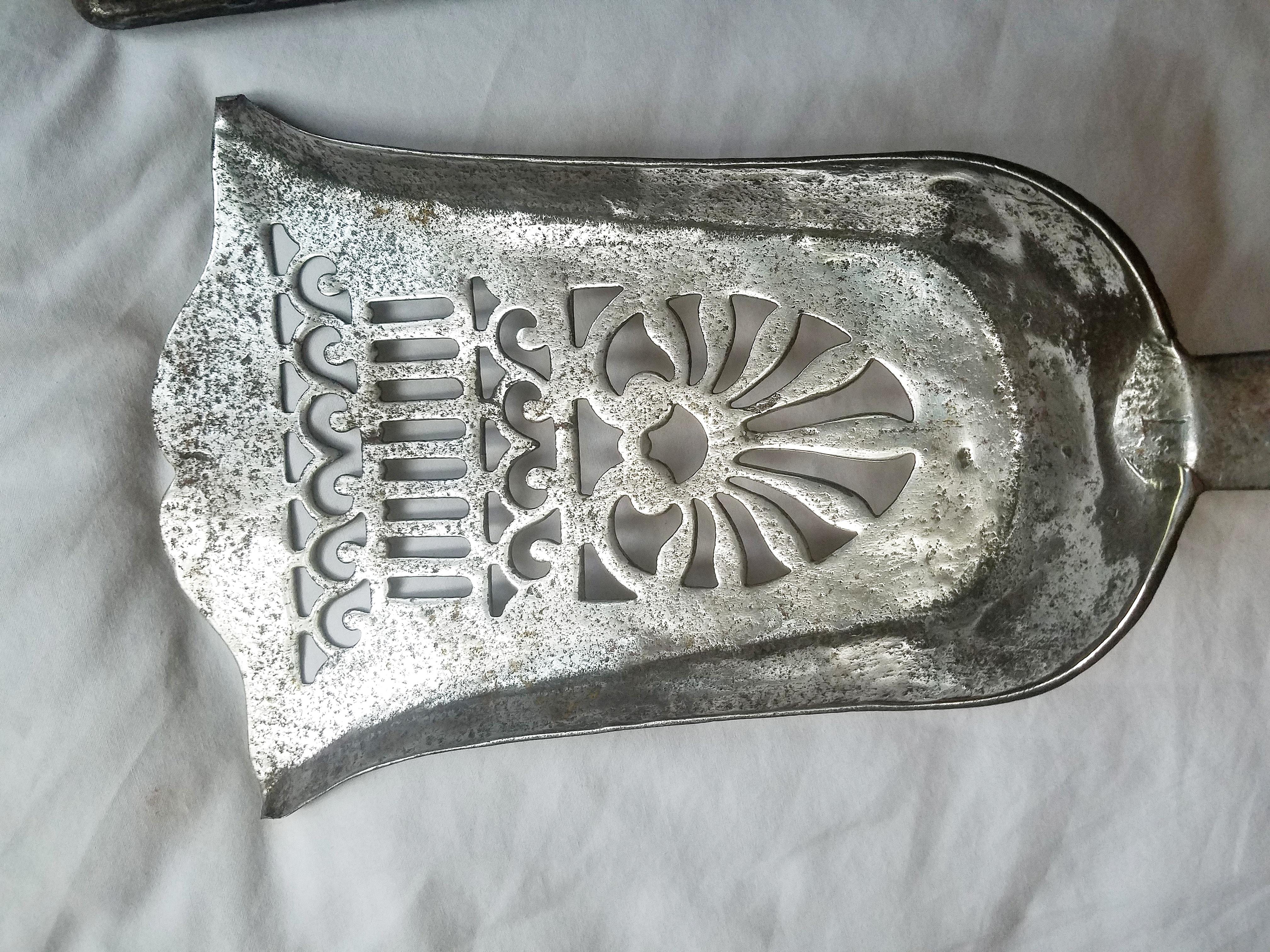 Raro e raffinato set di tre ferri da stiro in acciaio del XVIII secolo, comprendente una pala, una pinza e un attizzatoio, i cui manici sono dotati di un bellissimo finale.
La pala di rara forma ad arco di cupido e a coda di pesce. Il motivo del