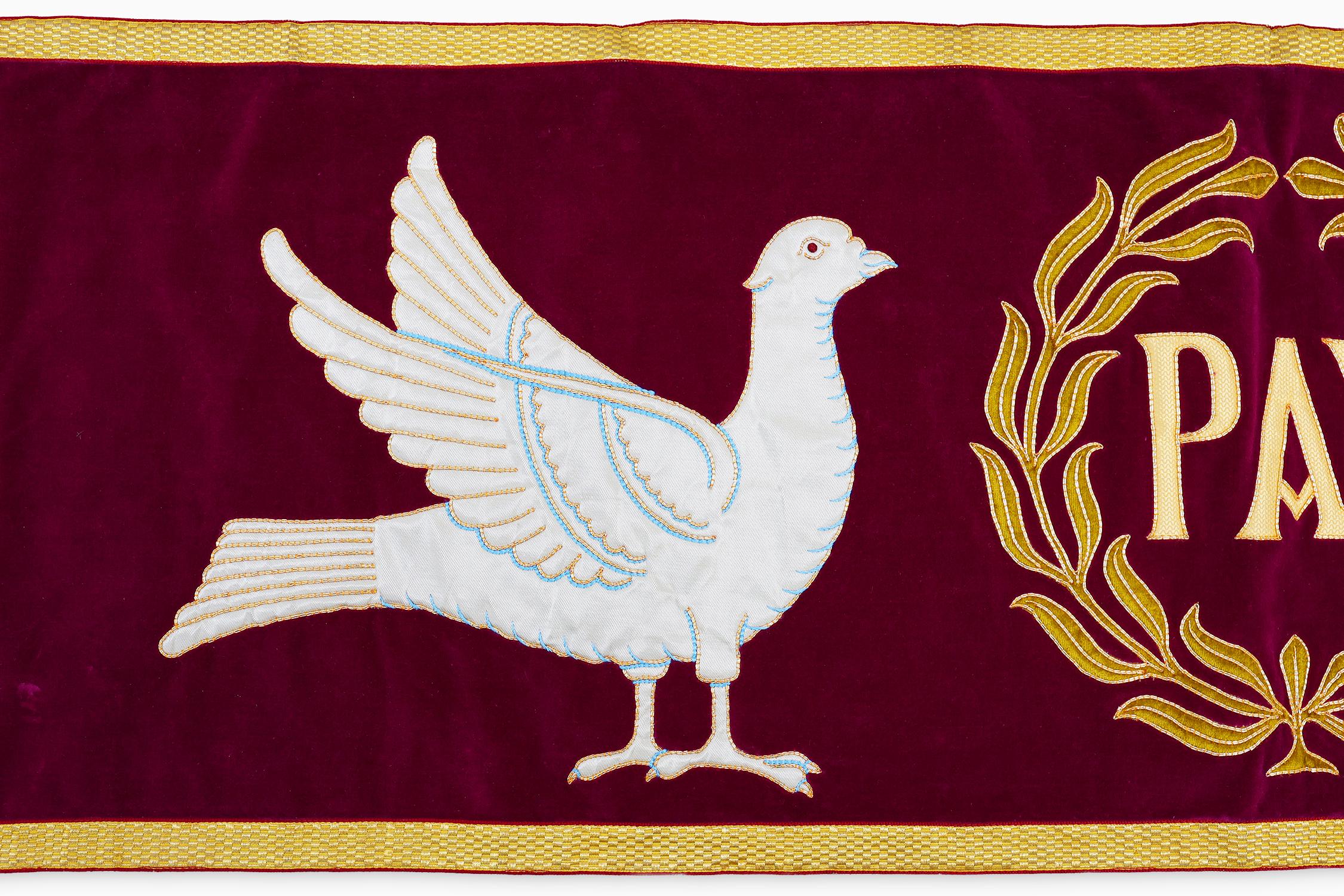 Belgique / 1900 / bannières religieuses / tissu / Antique / Religieux 

Deux nappes d'autel catholiques anciennes avec des colombes brodées et des lettres dans une couronne. Une bannière avec entre 2 colombes LVX dans une couronne et l'autre avec le