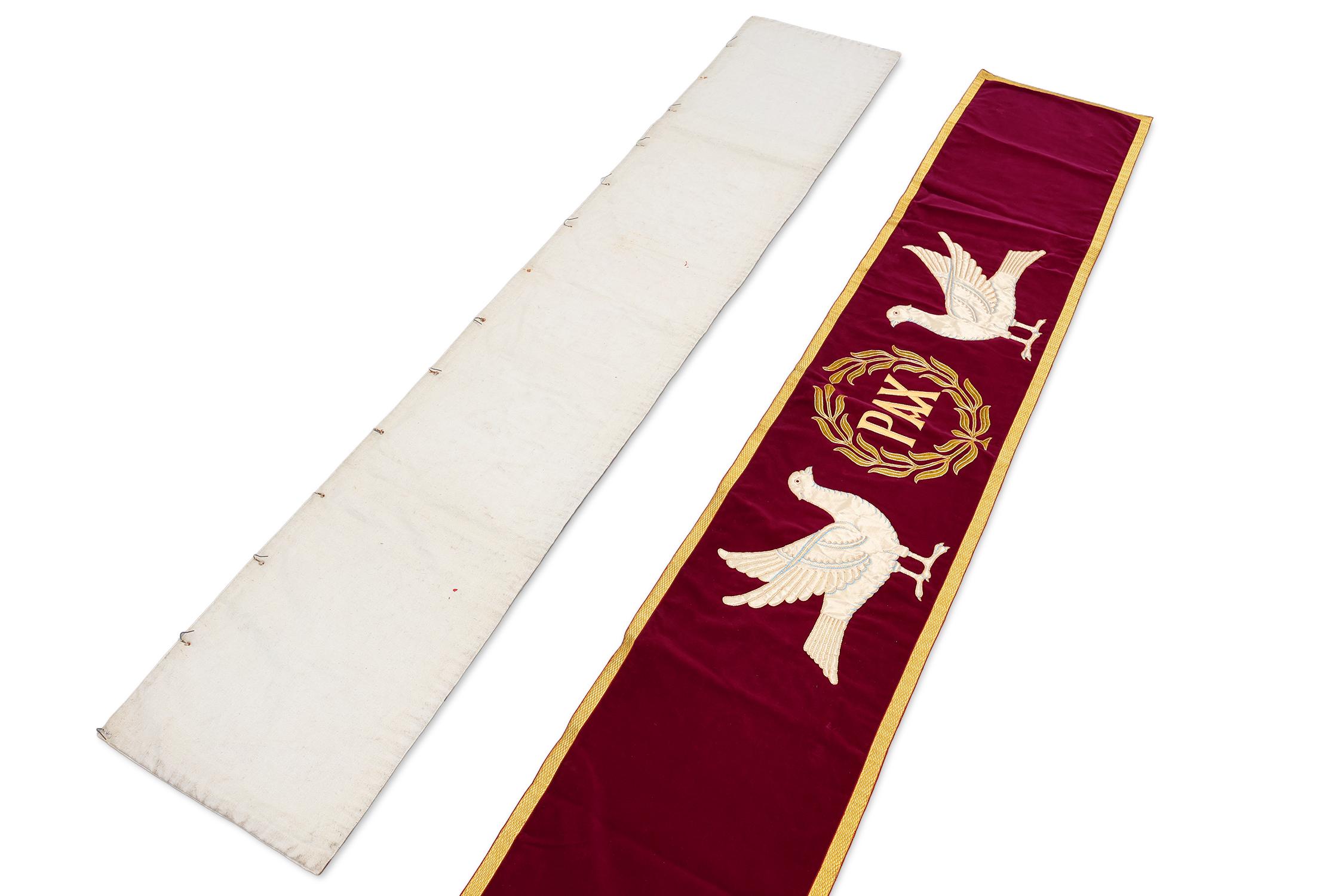 Tissu Rare ensemble de 2 bannières religieuses ou nappes d'autel antiques, Belgique, années 1900 en vente