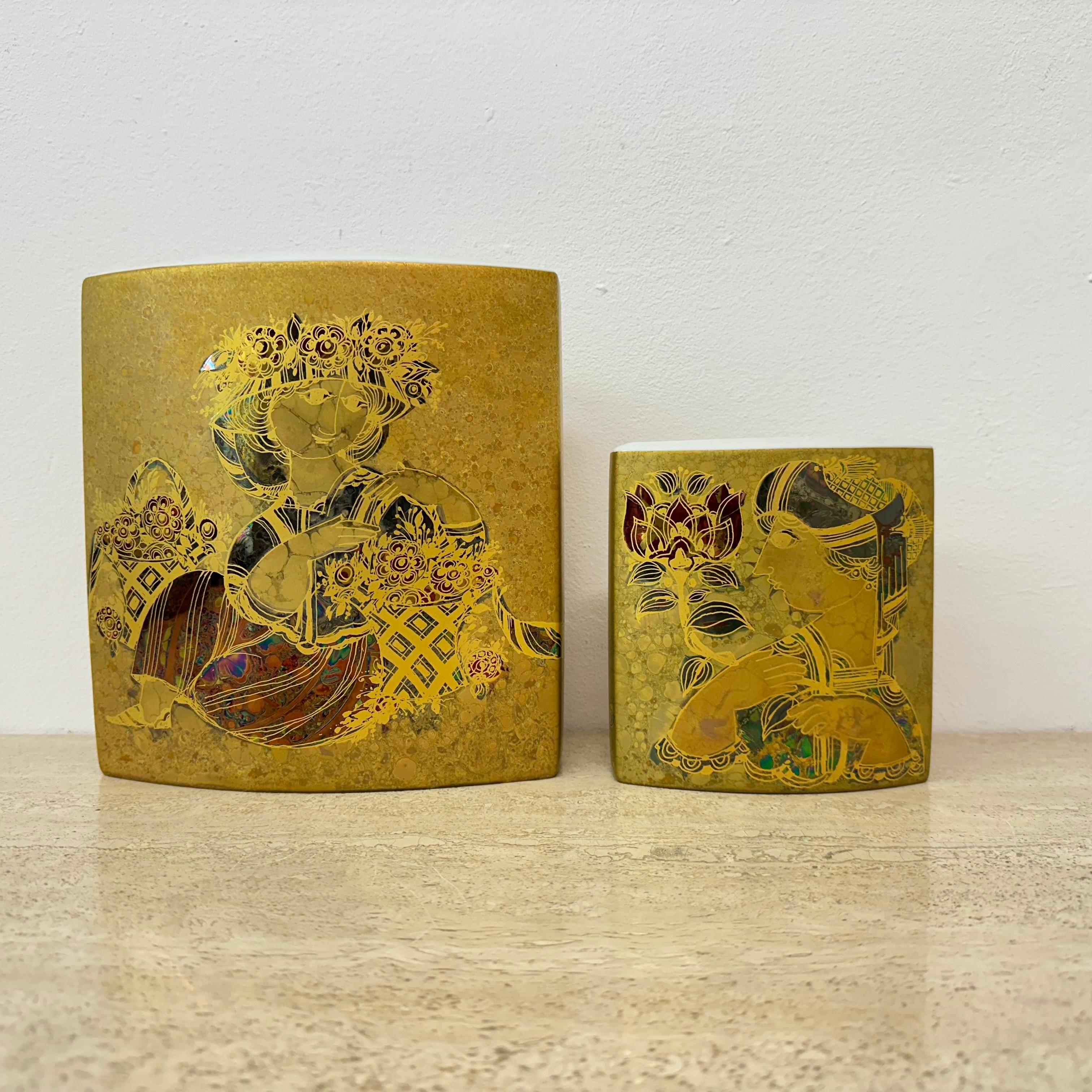 Dimensioni:
vaso piccolo: 12,5 cm L 13,5 cm H, 6 cm D.
Vaso grande: 19cm L, 21cm H, 8,5cm D.
Condizioni: Menta