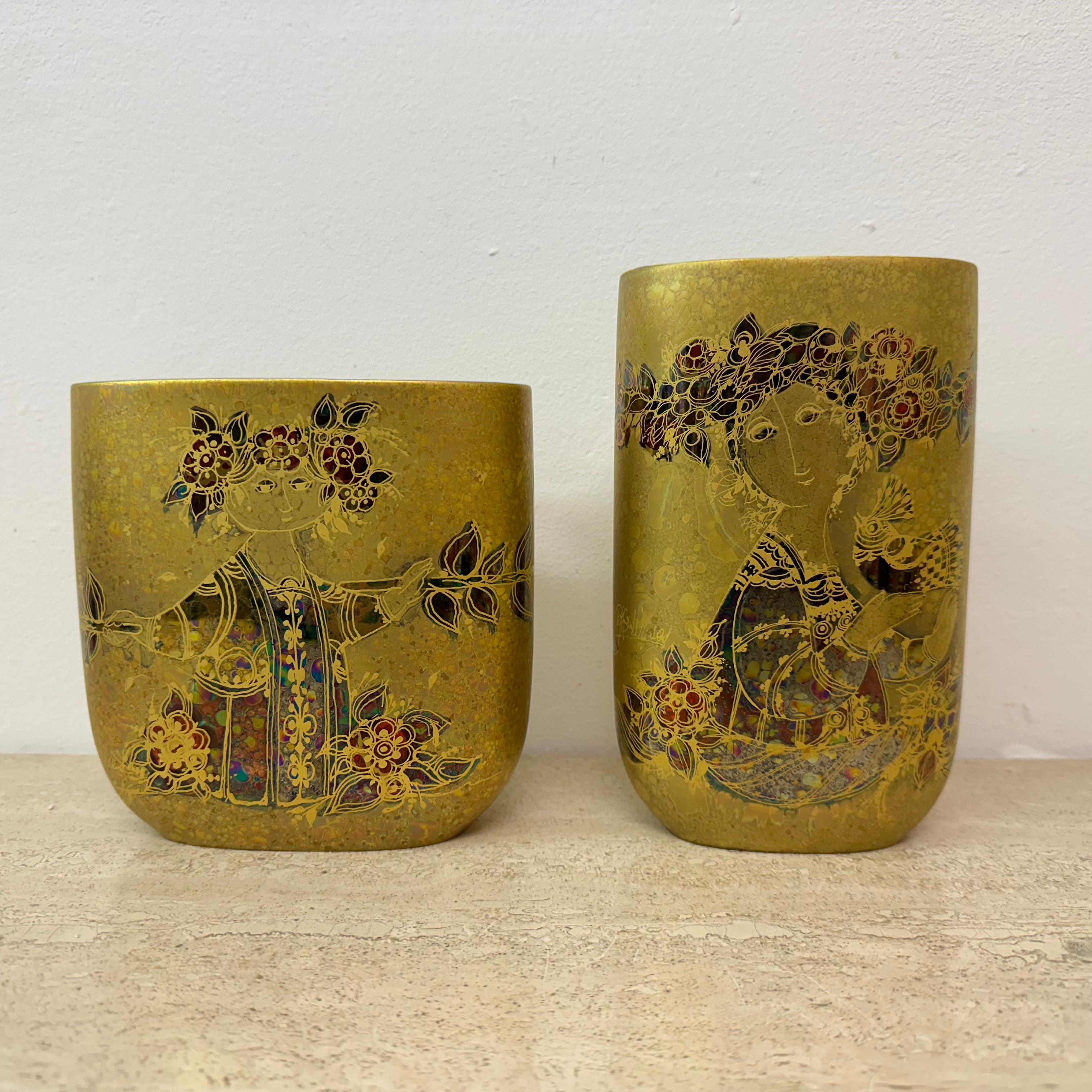 Raro set di 2 vasi Bjørn Wiinblad per Rosenthal, anni '70

Dimensioni:
11 cm di larghezza, 18 cm di altezza, 6,5 cm di profondità e 15 cm di larghezza, 15 cm di altezza, 8 cm di profondità.
Condizioni: Menta