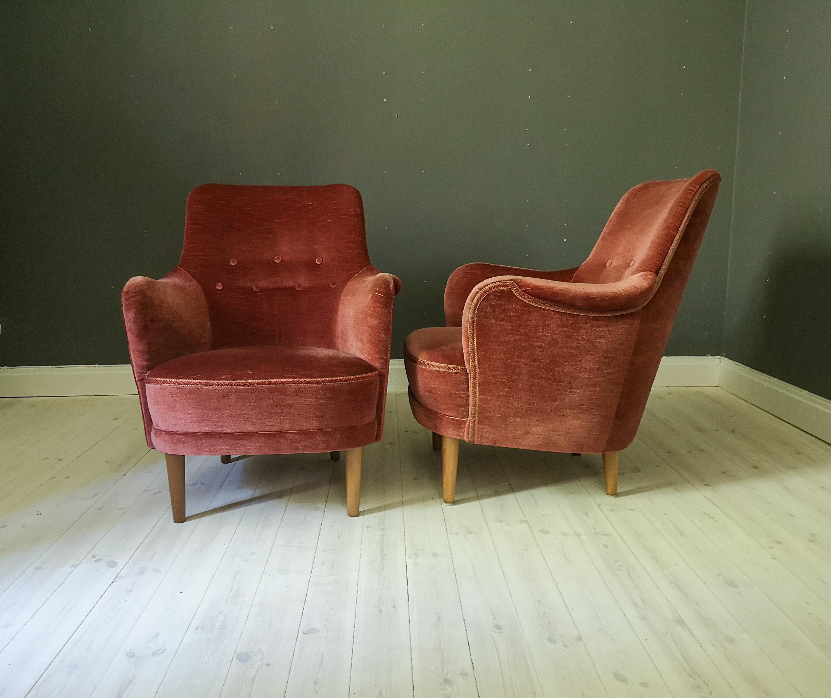 These midcentury icon chairs were designed by Carl Malmsten and this one was produced by O.H Sjögren. The chairs have a rare fabric in shifting red/pink velvet.

 It’s in very good vintage condition, the armrests are the only thing that looks used