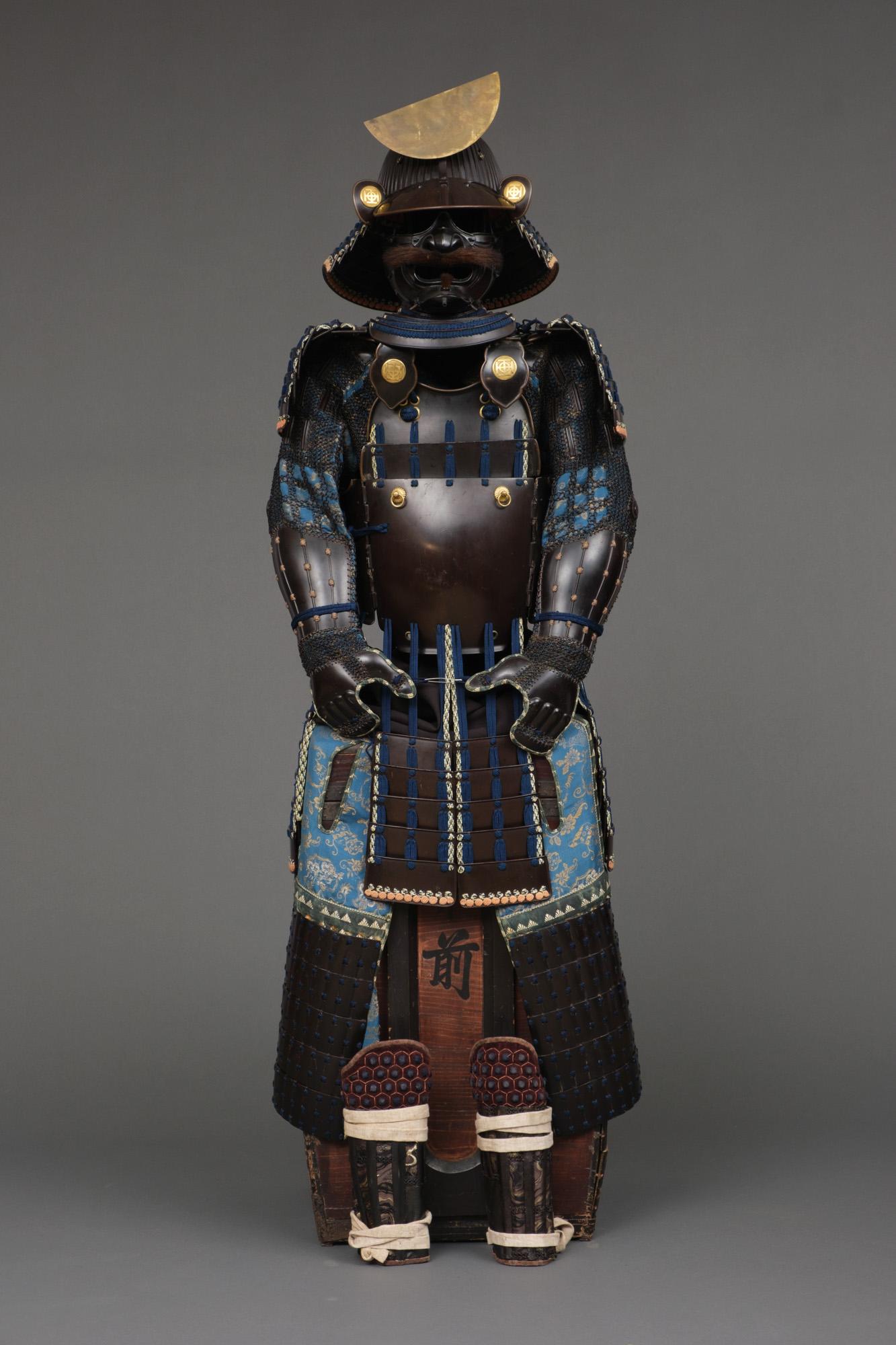 Rare ensemble de 2 costumes d'honneur japonais, complétés par 2 paravents assortis 3