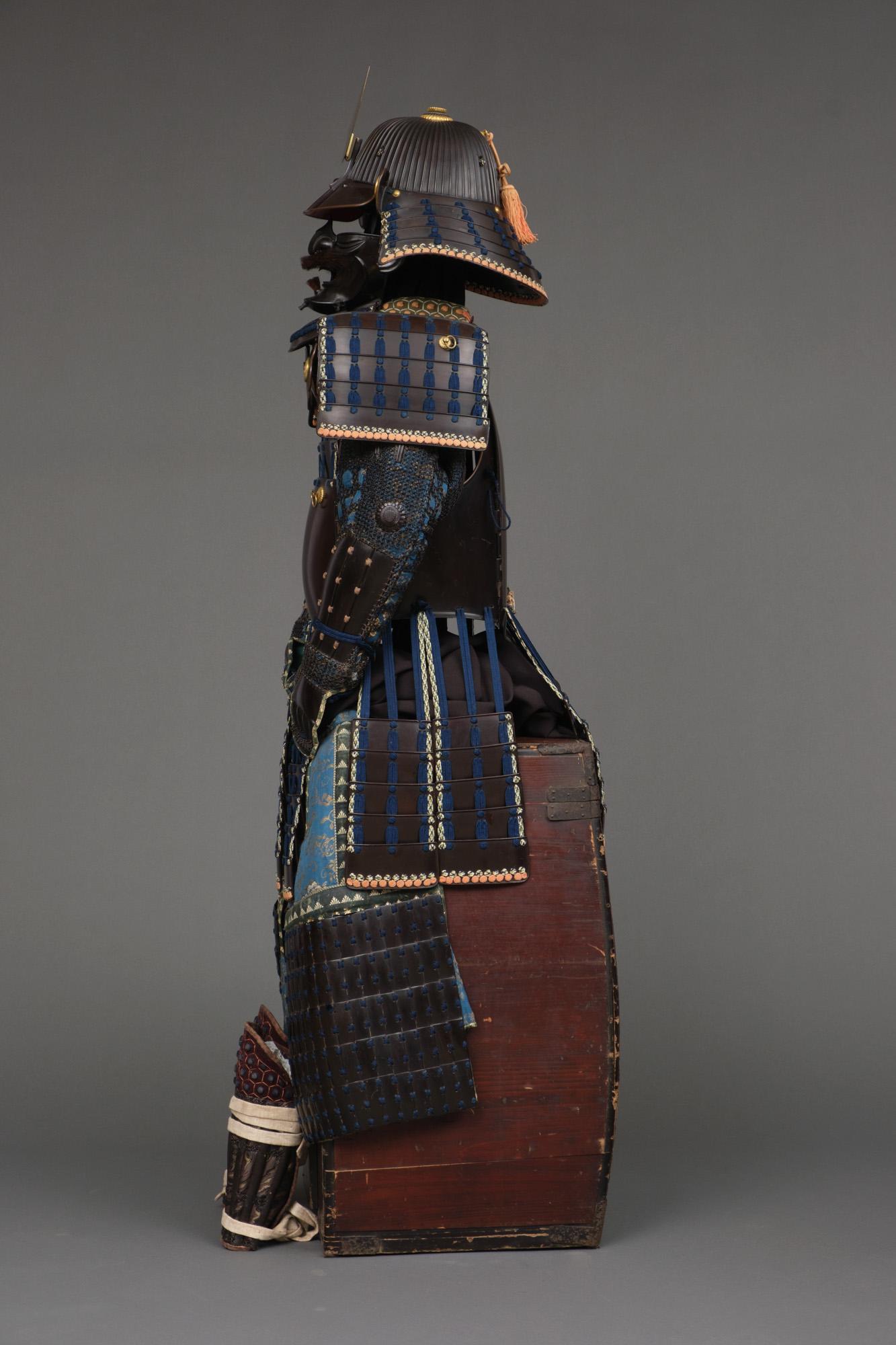 Rare set of 2 Japanese suits-of-armour, complete with 2 matching folding screens 4
