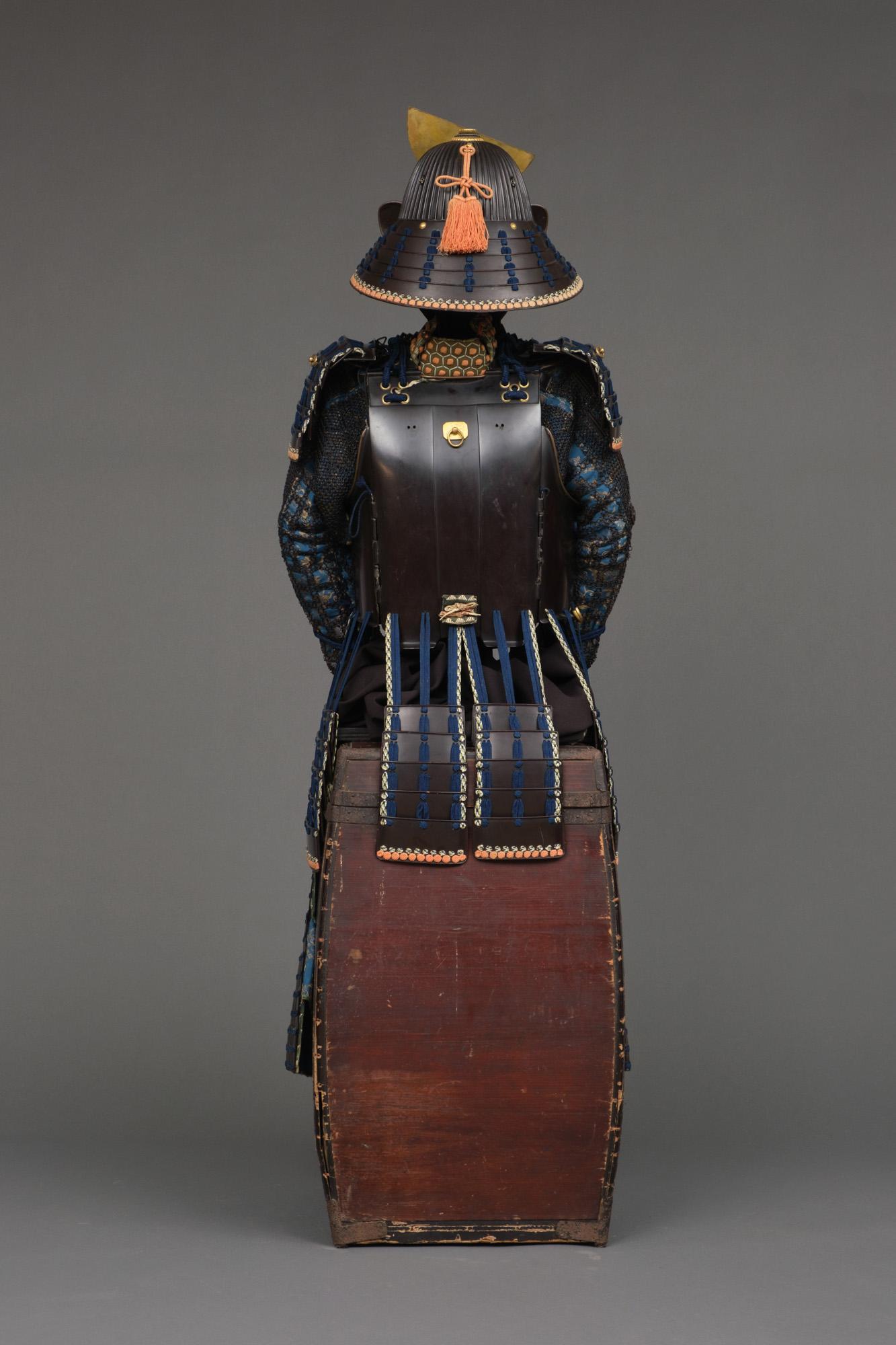 Rare set of 2 Japanese suits-of-armour, complete with 2 matching folding screens 6
