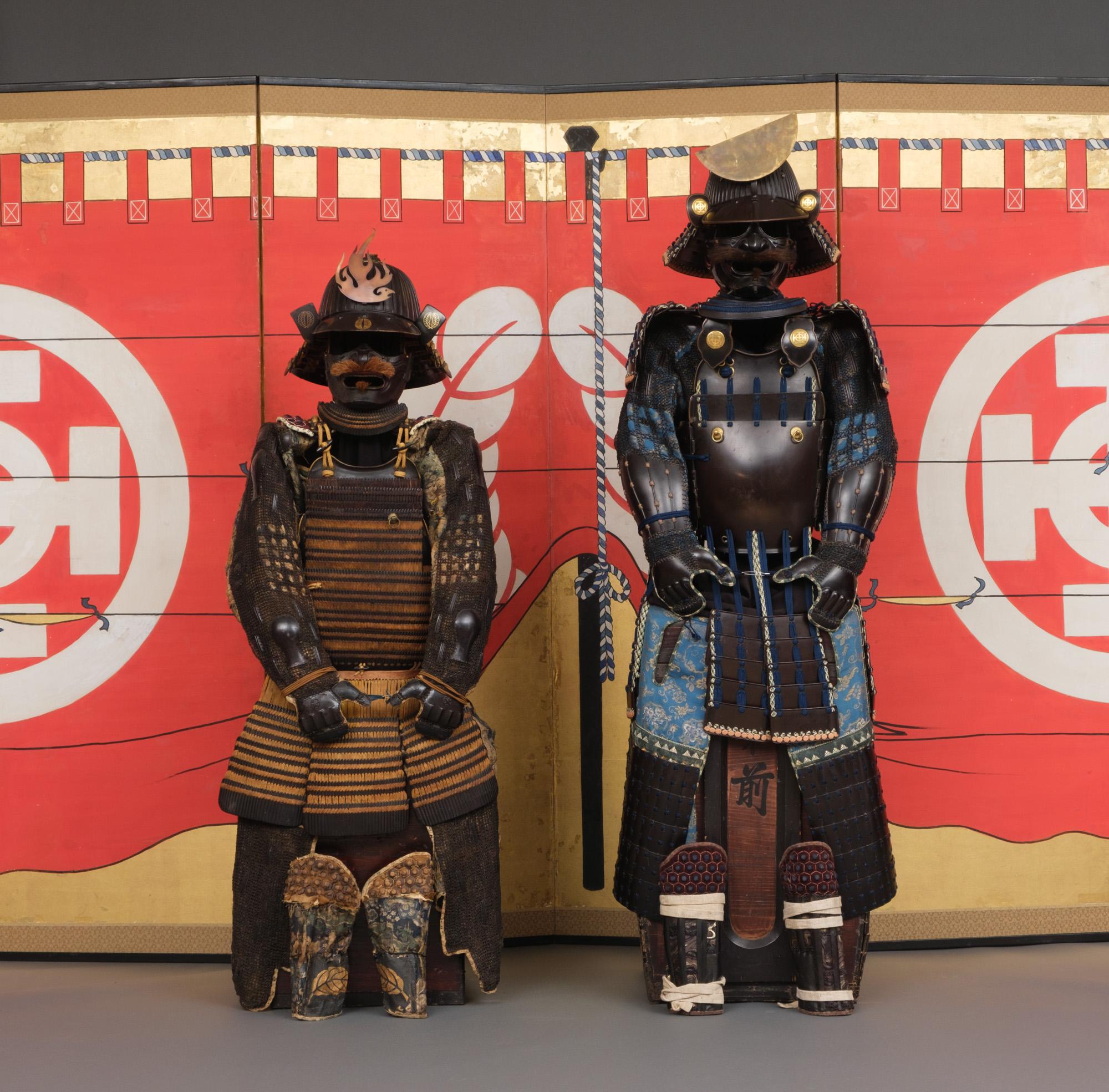 Important ensemble unique de deux armures (yoroi), complet avec deux hauts écrans à six panneaux, qui vont ensemble comme l'indiquent les armoiries familiales utilisées (mon). Deux écussons sont utilisés, tous deux appartenant à la famille Nakagawa