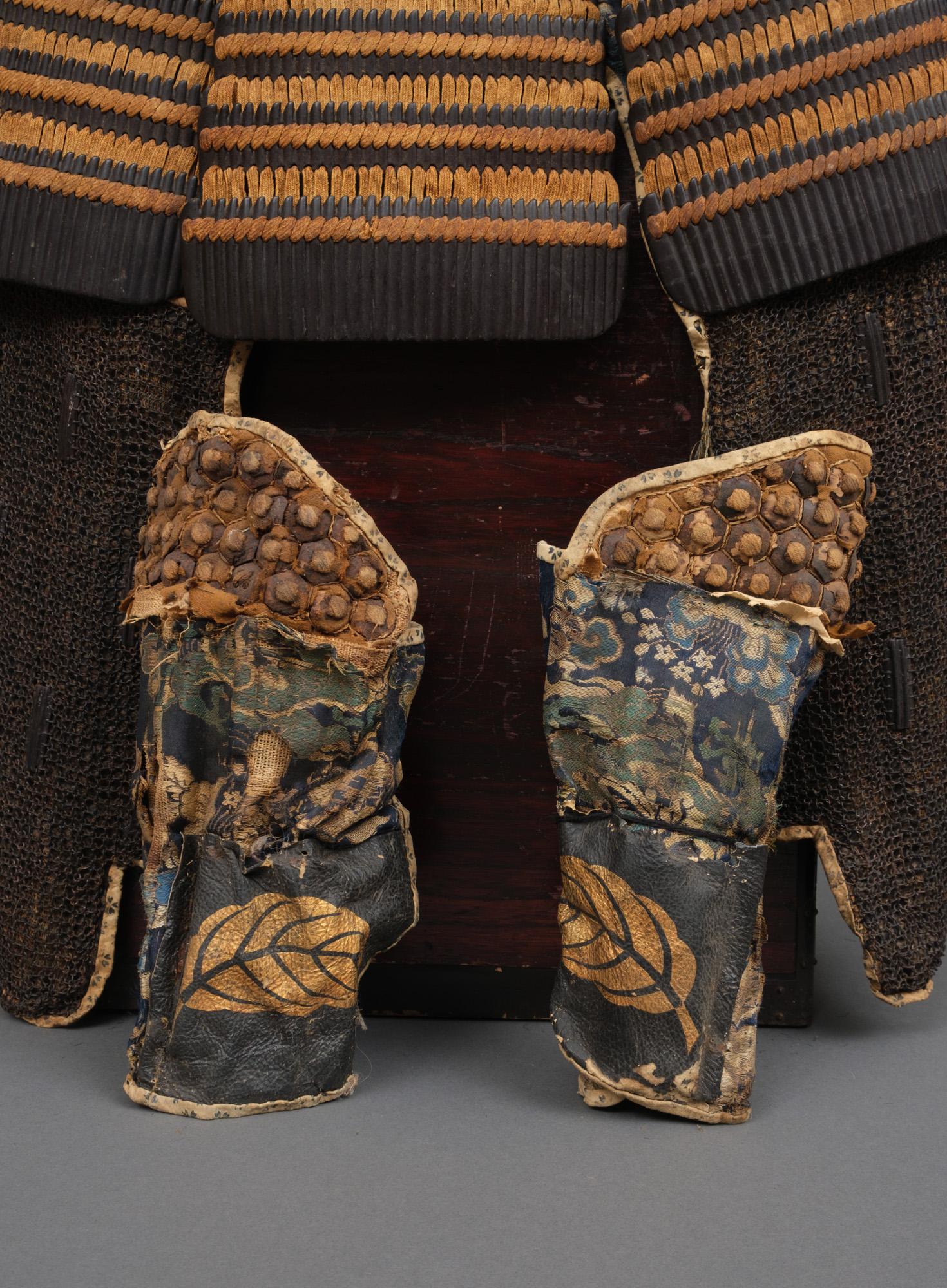Gold Leaf Rare set of 2 Japanese suits-of-armour, complete with 2 matching folding screens For Sale