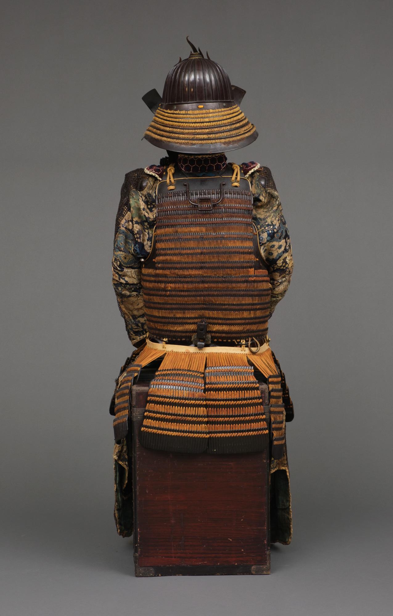 Rare set of 2 Japanese suits-of-armour, complete with 2 matching folding screens For Sale 1