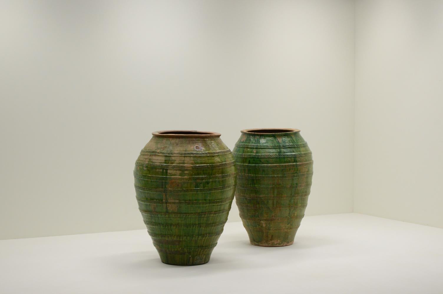 Rare Set of 2 large early 16th century Tuscany vases, Italy. In Good Condition For Sale In Landgraaf, NL