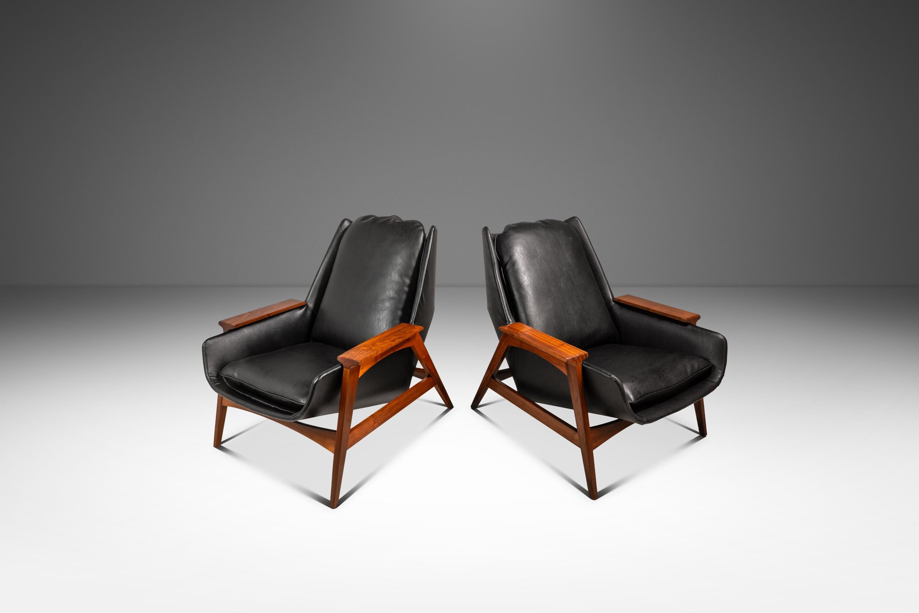 Dieses atemberaubende Set aus zwei Mid-Century Modern Model 800 Malabar Lounge Chairs, das von Mel Abitz für Galloway's in den USA um 1959 hergestellt wurde, zeigt zeitloses Design mit einem modernen Twist. Diese Stühle wurden neu mit glattem