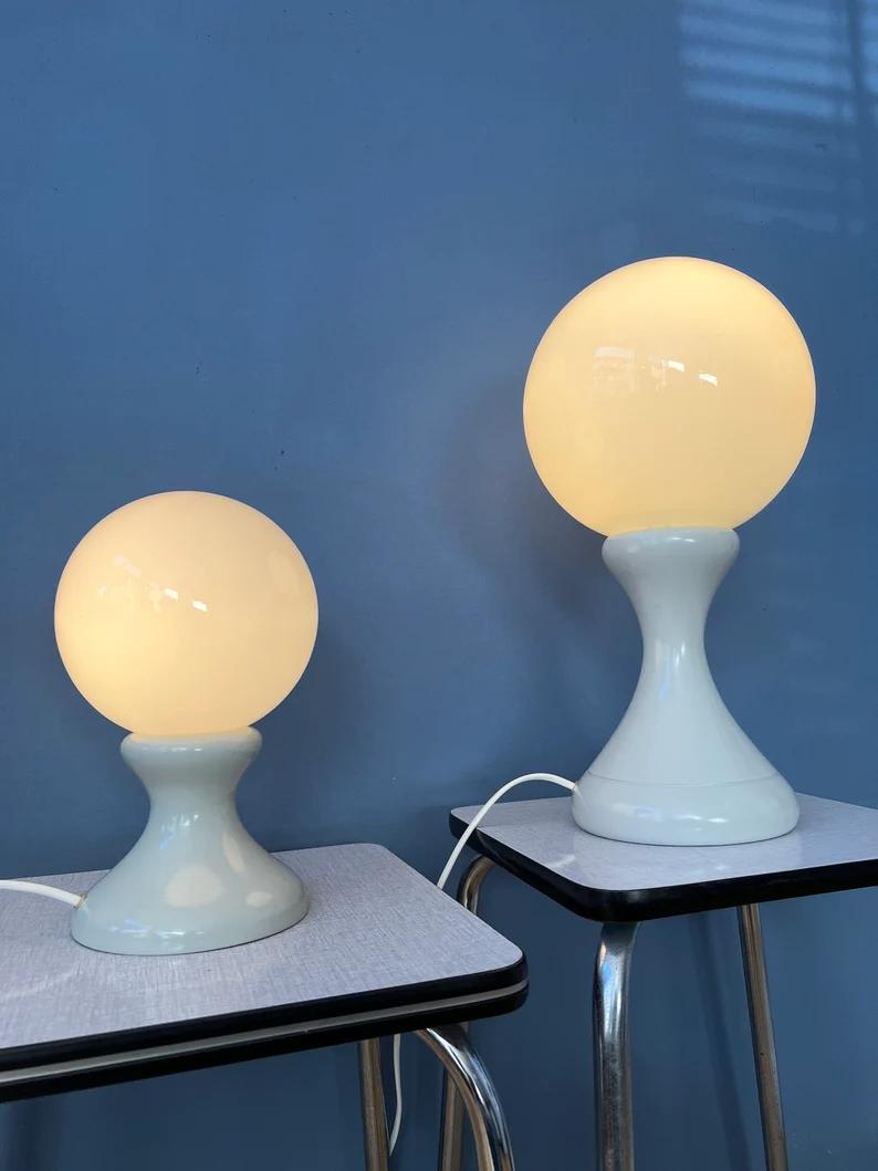Ère spatiale Rare ensemble de 2 lampes de table en verre dépoli blanc de l'ère spatiale, années 1970 en vente