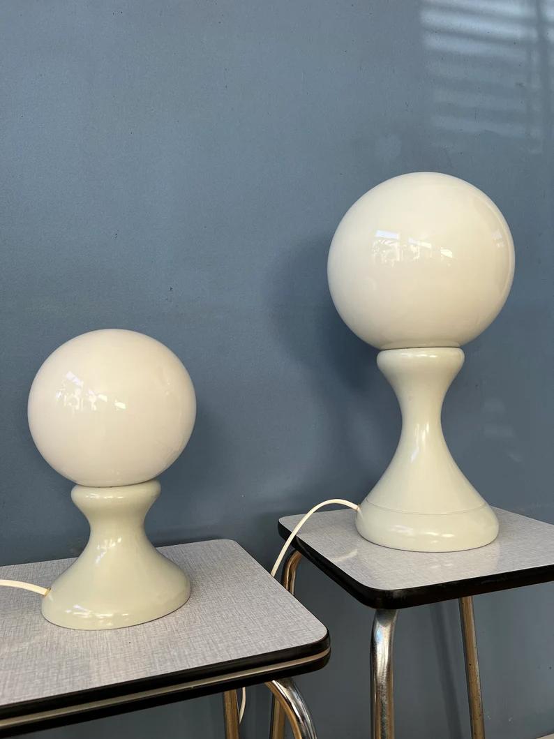 Métal Rare ensemble de 2 lampes de table en verre dépoli blanc de l'ère spatiale, années 1970 en vente