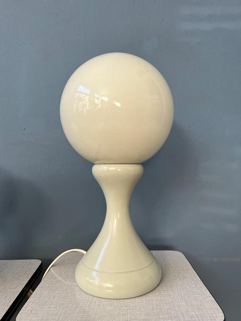 Rare ensemble de 2 lampes de table en verre dépoli blanc de l'ère spatiale, années 1970 en vente 1