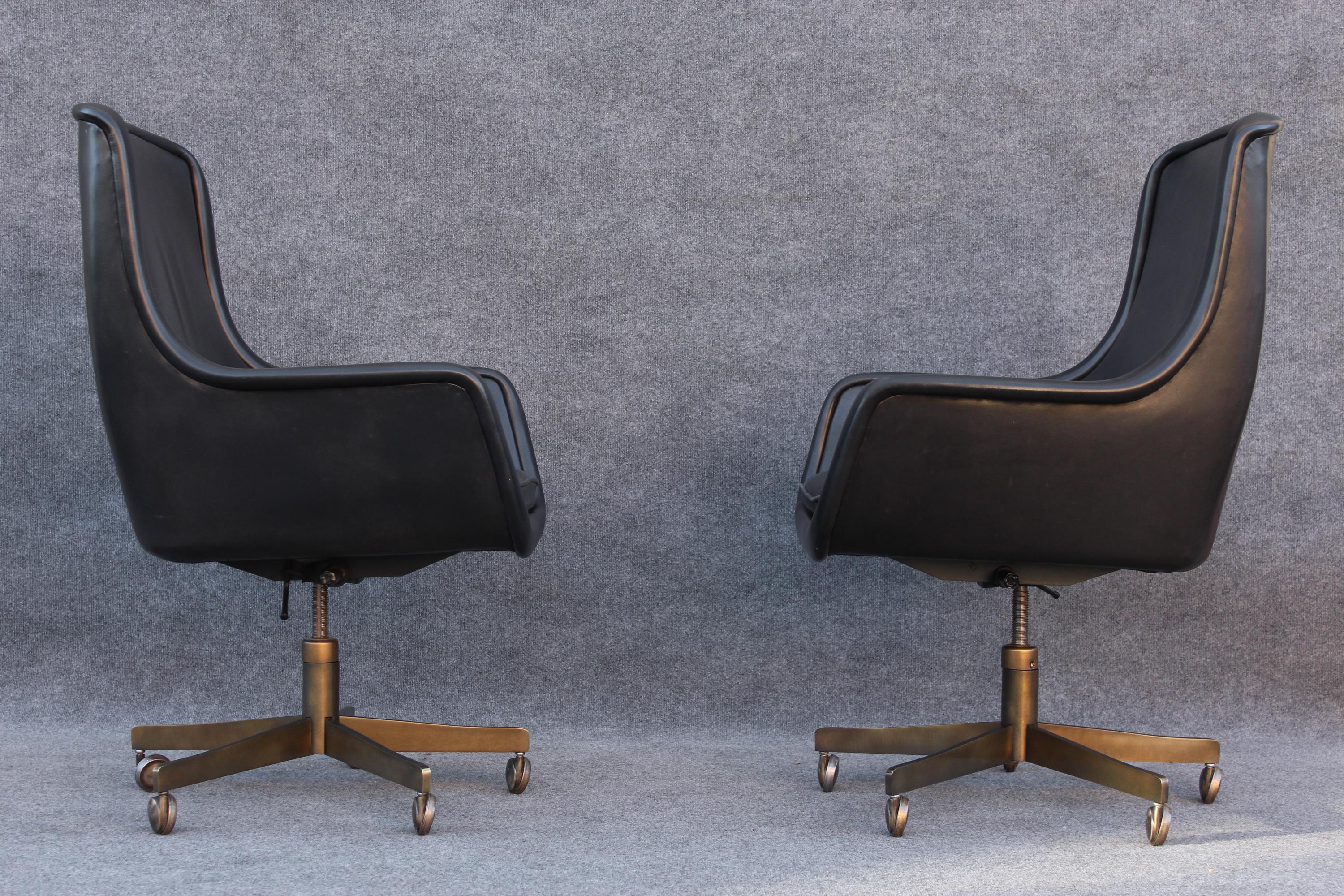 Rare ensemble de 24 chaises de direction personnalisées Ward Bennett pour Brickel Bon état - En vente à Philadelphia, PA