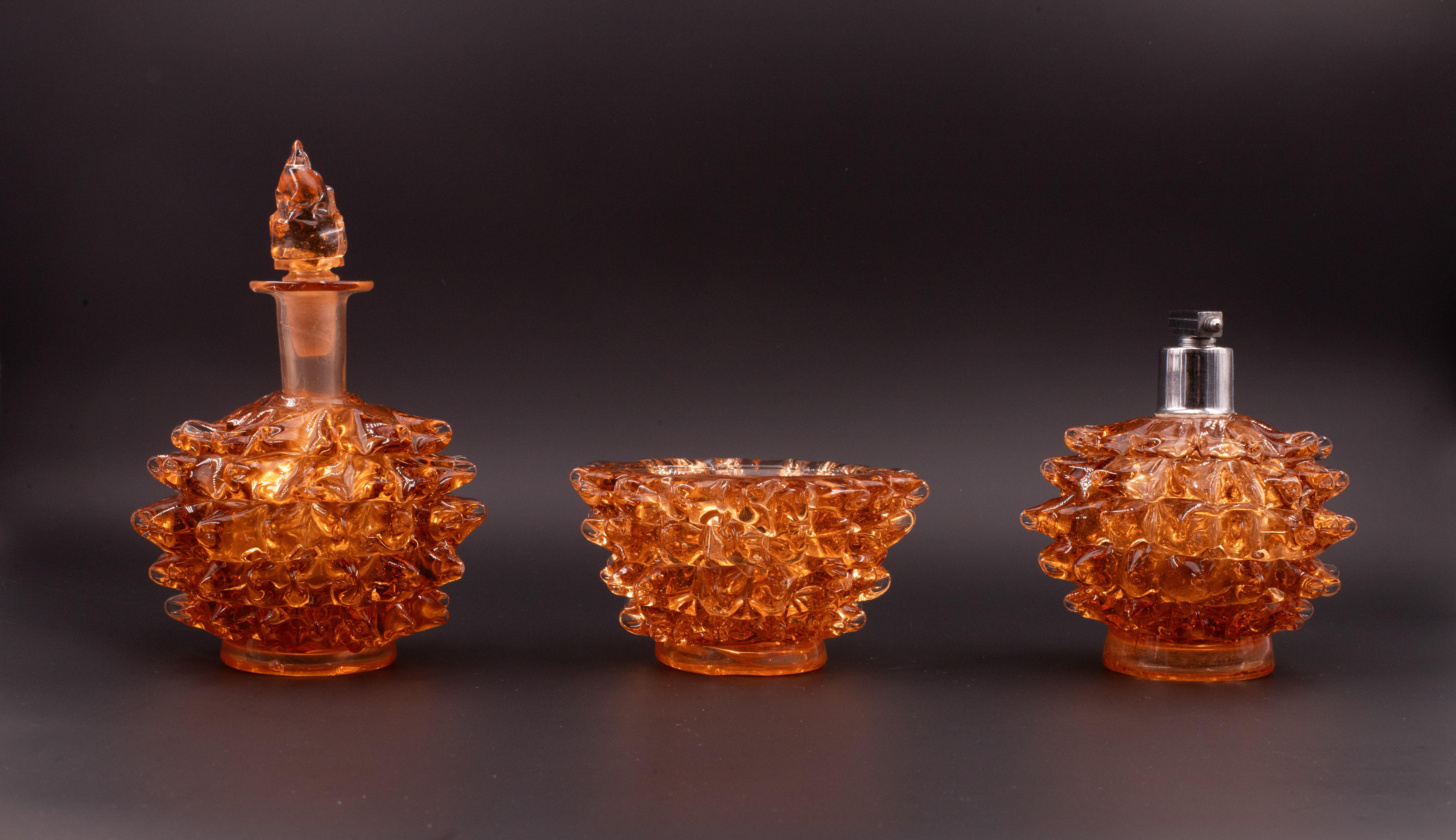 Incroyable ensemble de 3 vases en verre de Murano dans un rare rostrato ambré du milieu du siècle. Ce bel objet a été produit dans les années 1940 en Italie par Ercole Barovier pour Barovier&Toso. 
Ce chef-d'œuvre est un hommage fantastique à