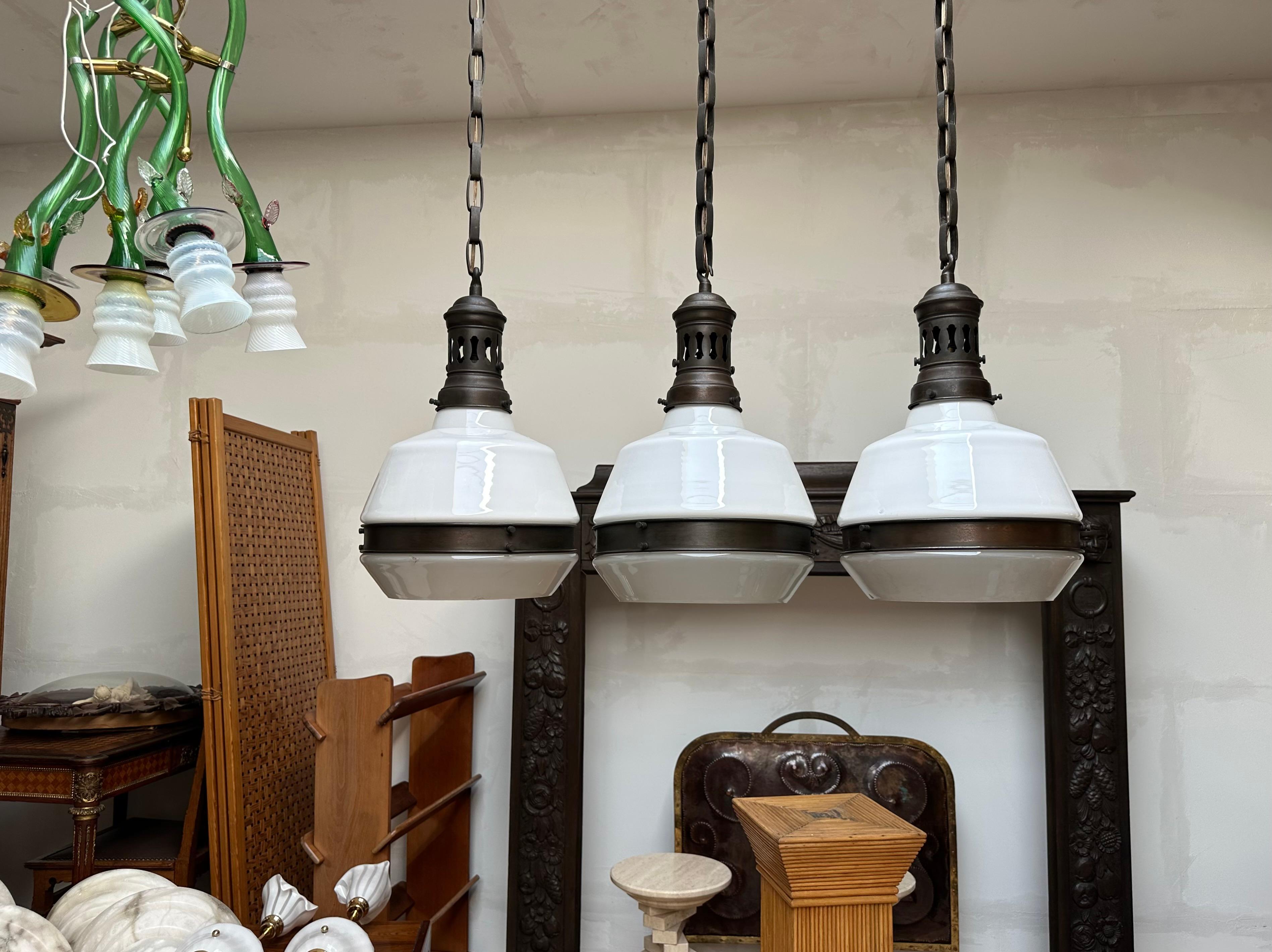 Rare ensemble de 3 Lights Art Deco / Bauhaus Design laiton et verre opalin en vente 2