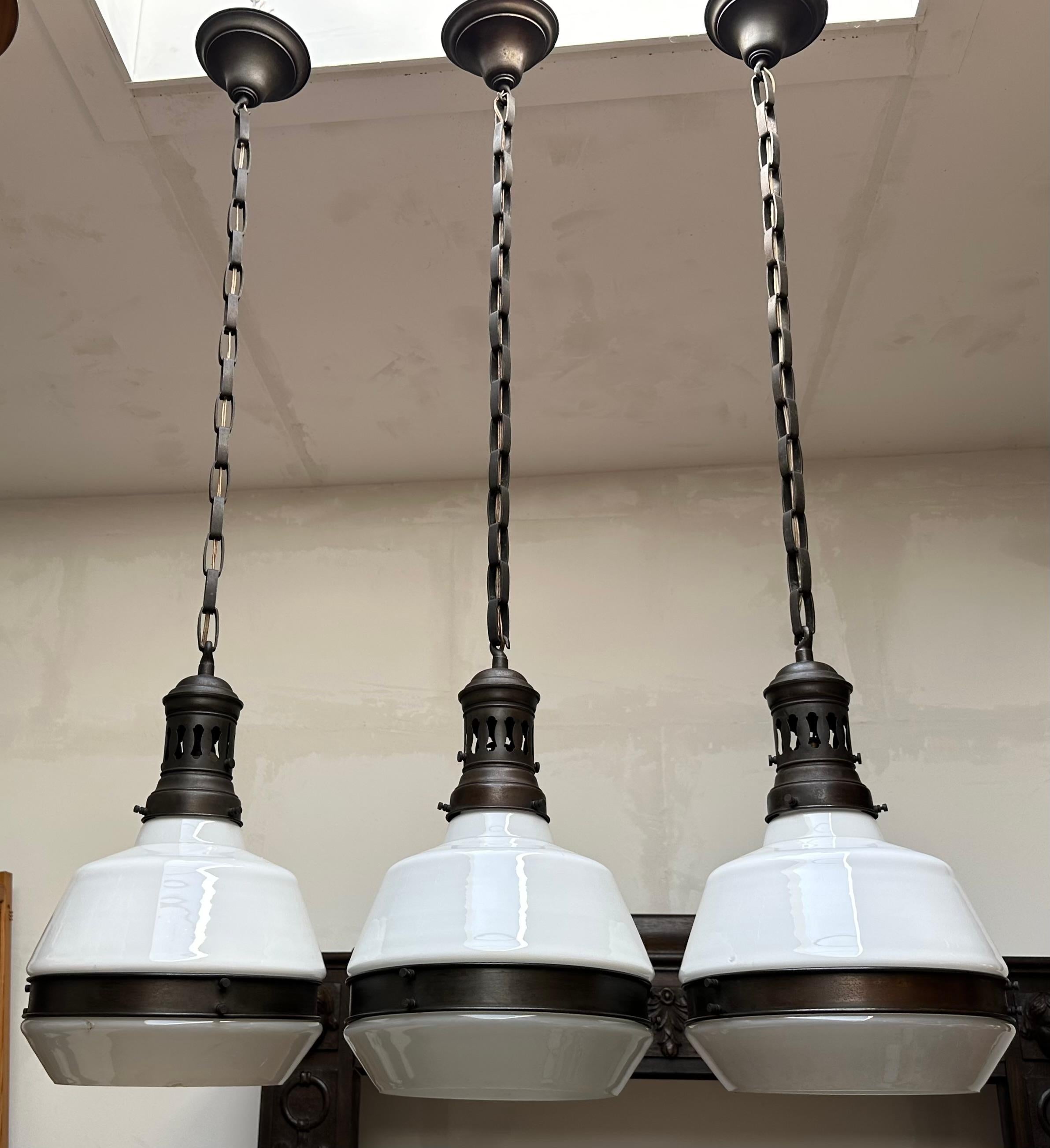 Rare ensemble de 3 Lights Art Deco / Bauhaus Design laiton et verre opalin en vente 3