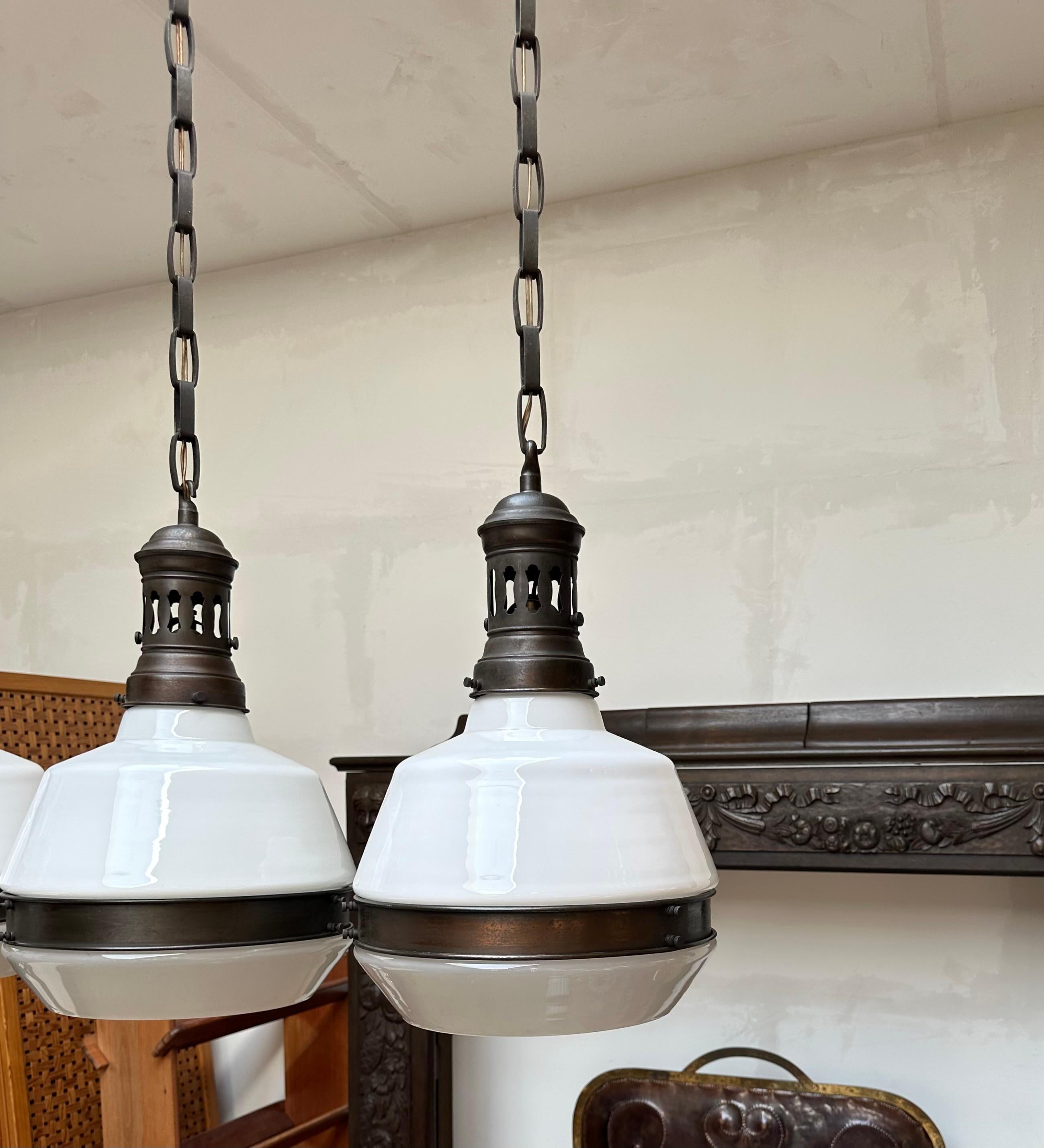 Rare ensemble de 3 Lights Art Deco / Bauhaus Design laiton et verre opalin en vente 4