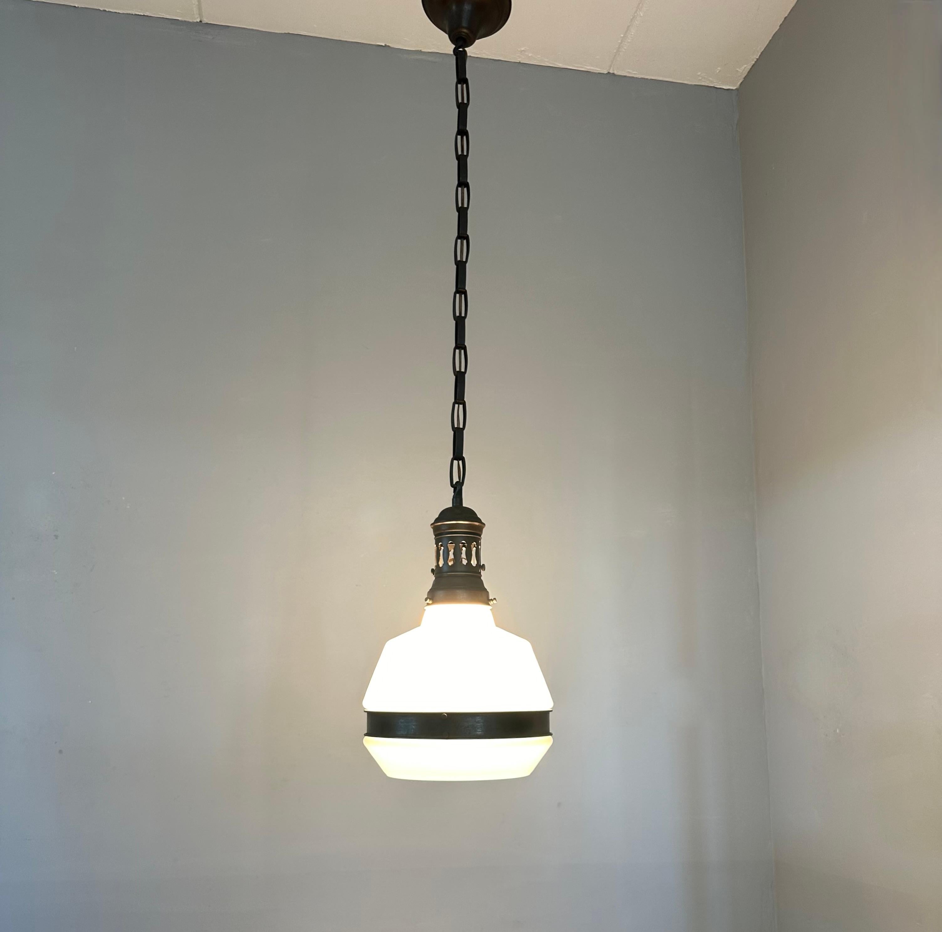 Rare ensemble de 3 Lights Art Deco / Bauhaus Design laiton et verre opalin en vente 6