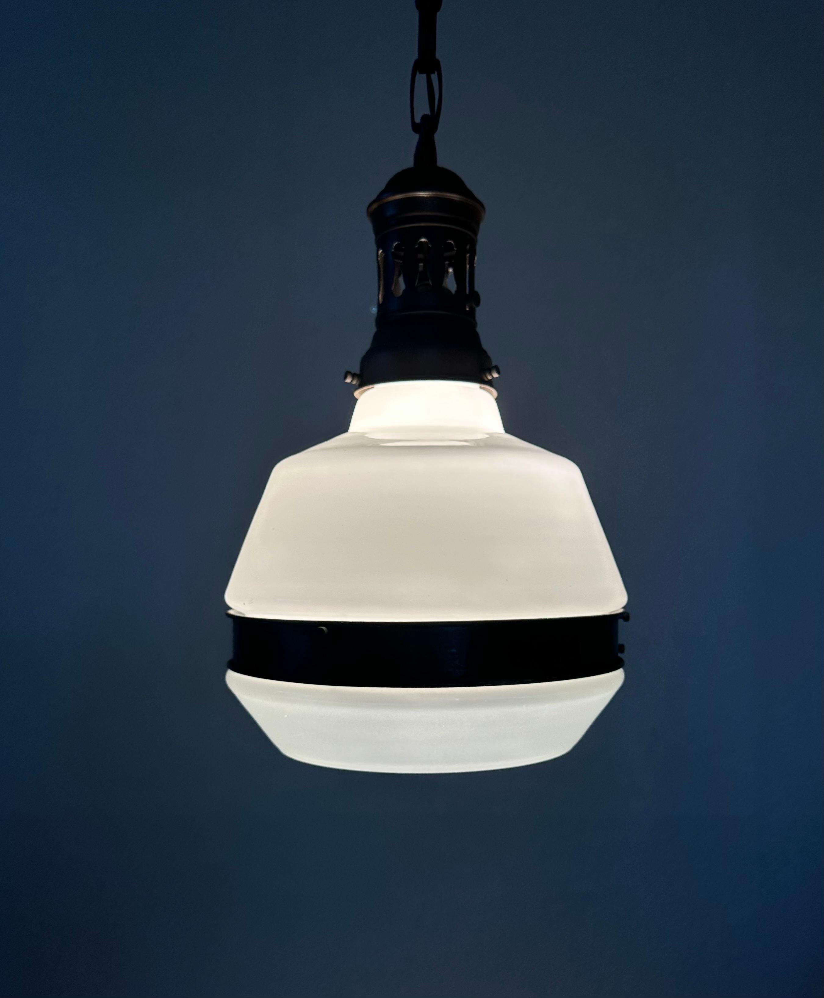 Rare ensemble de 3 Lights Art Deco / Bauhaus Design laiton et verre opalin en vente 7