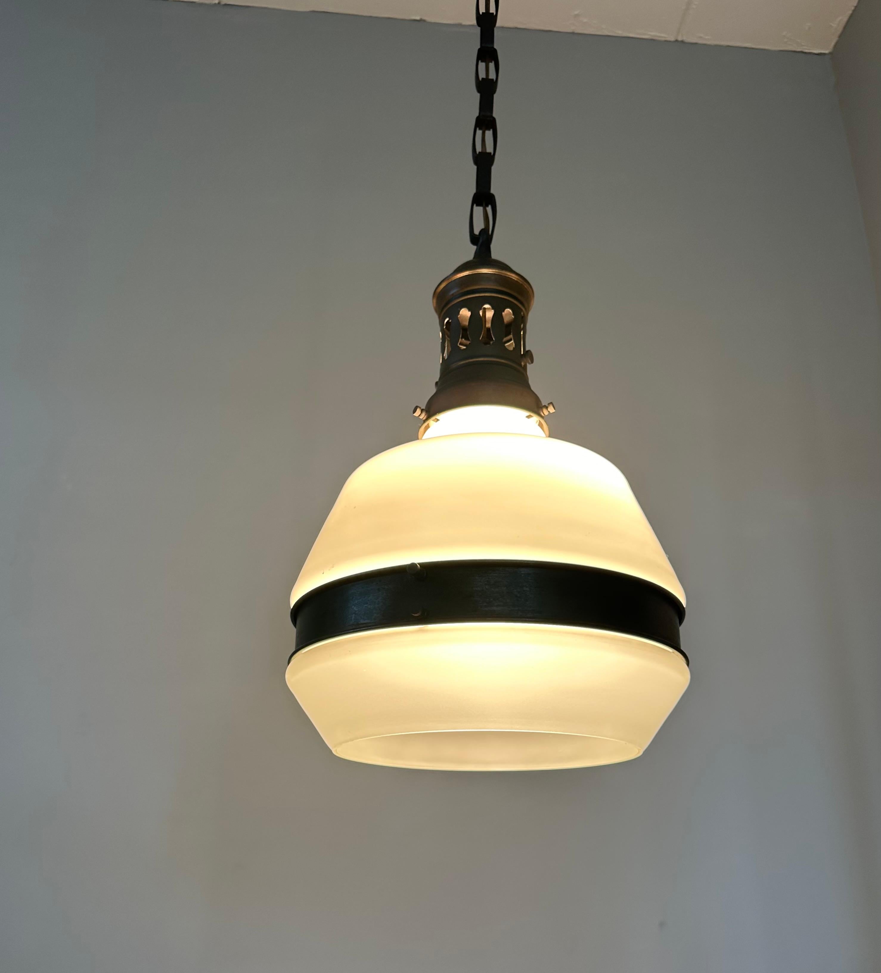 Rare ensemble de 3 Lights Art Deco / Bauhaus Design laiton et verre opalin en vente 9