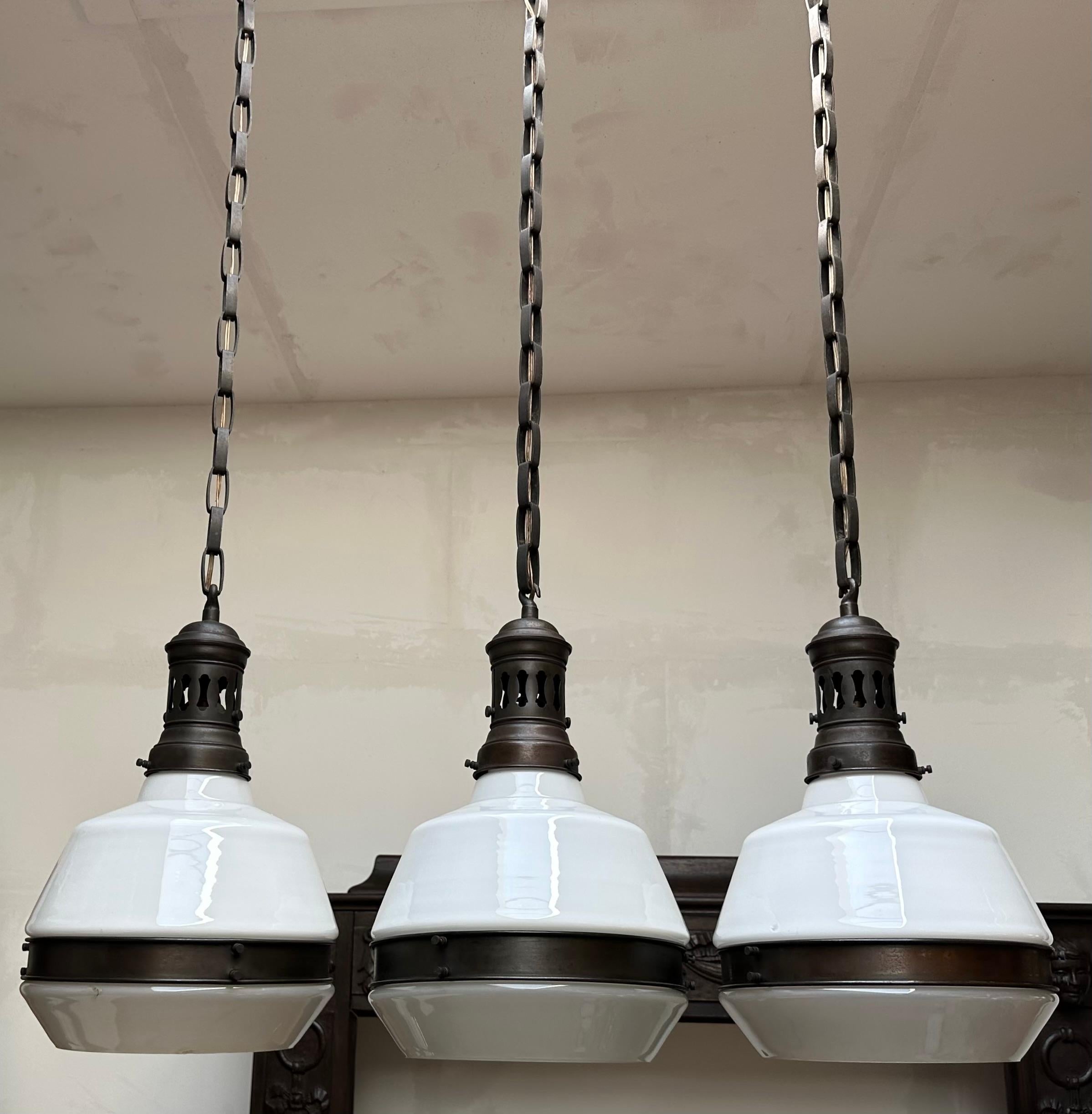 Groupe de trois pendentifs antiques identiques, de taille et de forme parfaites.

Si vous êtes à la recherche d'un groupe de belles suspensions vraiment élégantes pour un intérieur de style midcentury, art déco ou contemporain, cet ensemble de trois