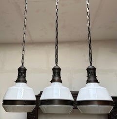 Seltener Satz von 3 Art Deco / Bauhaus Design Pendelleuchten aus Messing und Opalglas