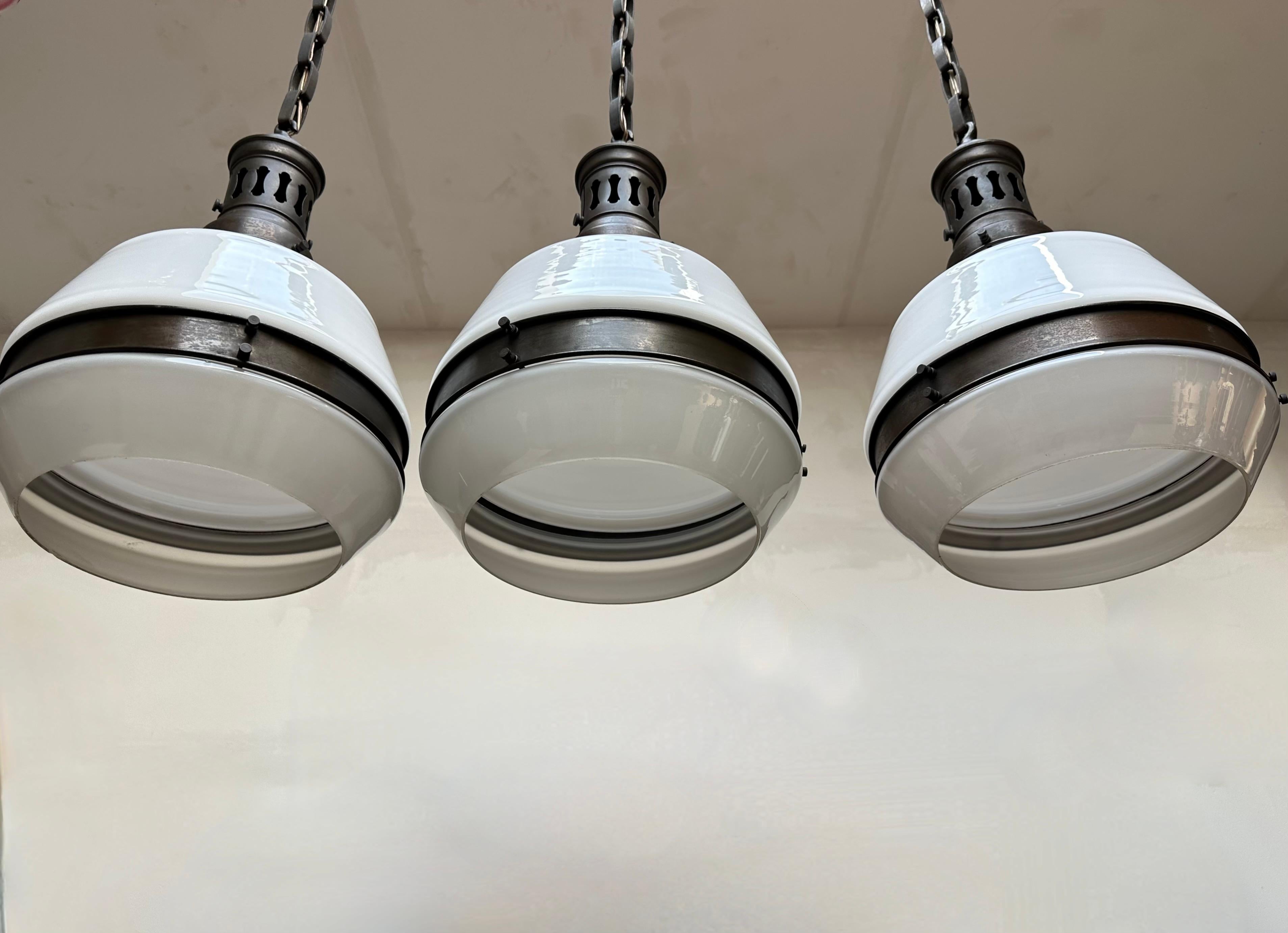 Art déco Rare ensemble de 3 Lights Art Deco / Bauhaus Design laiton et verre opalin en vente