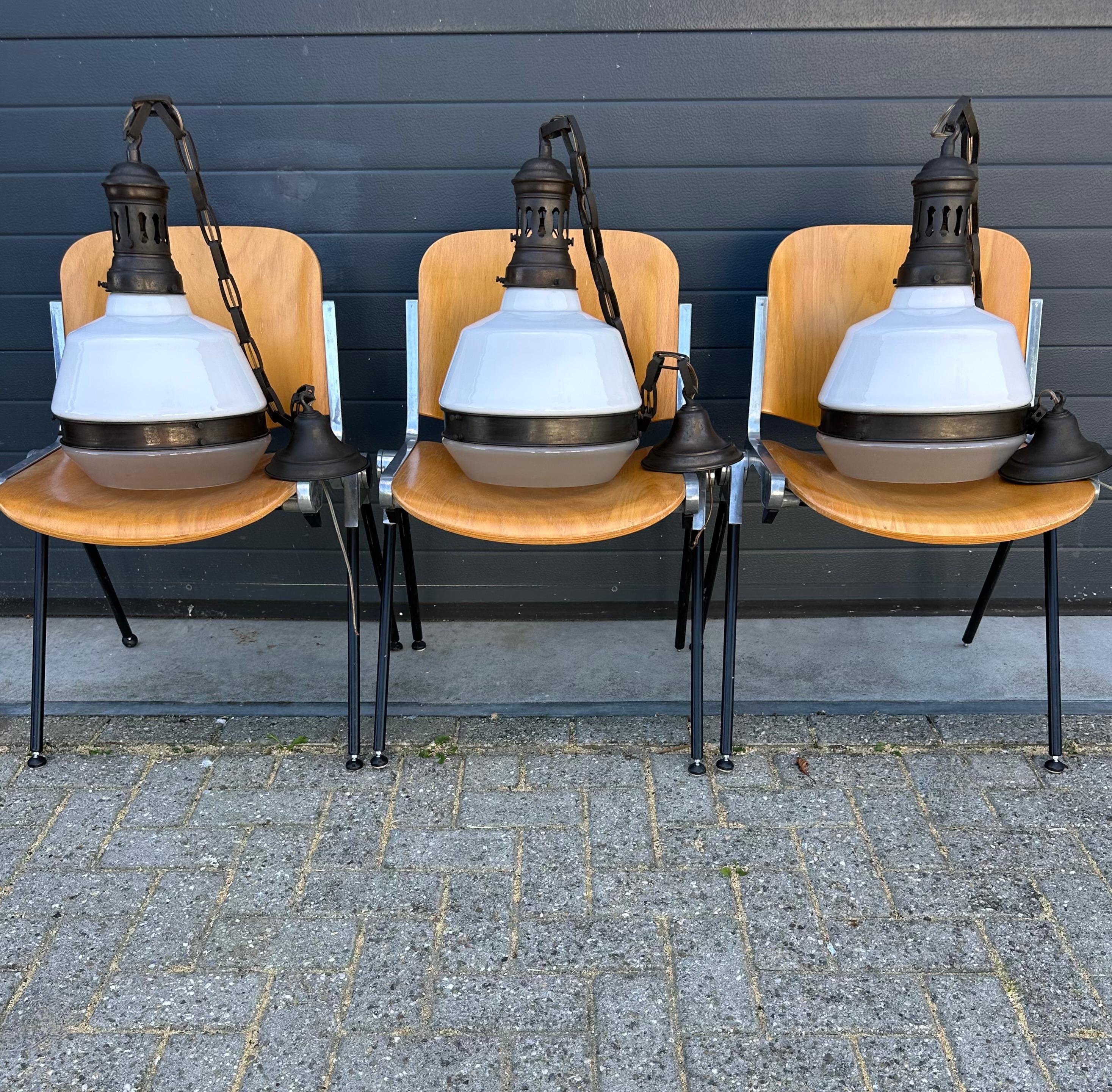 Européen Rare ensemble de 3 Lights Art Deco / Bauhaus Design laiton et verre opalin en vente