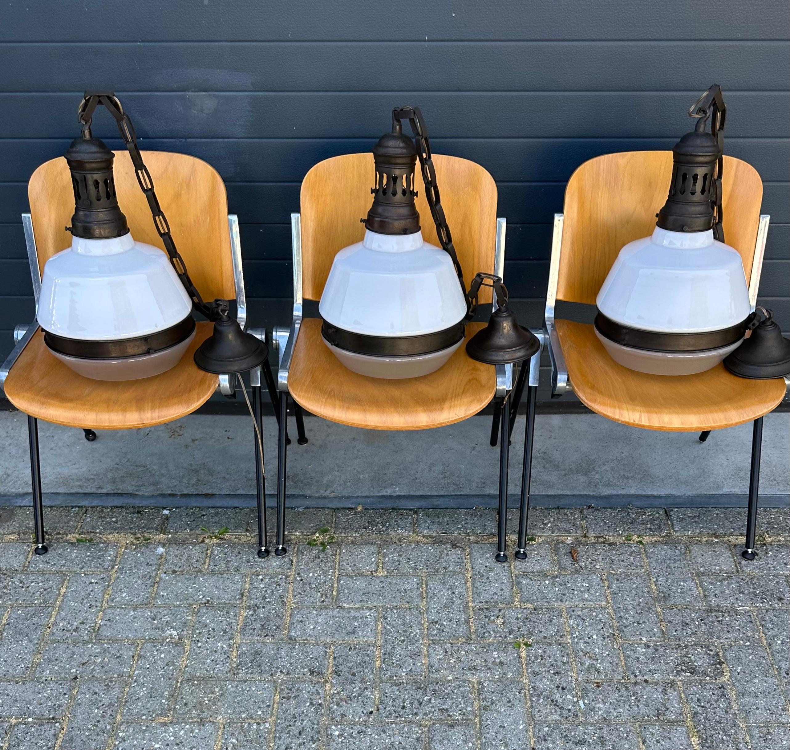 Moulage Rare ensemble de 3 Lights Art Deco / Bauhaus Design laiton et verre opalin en vente