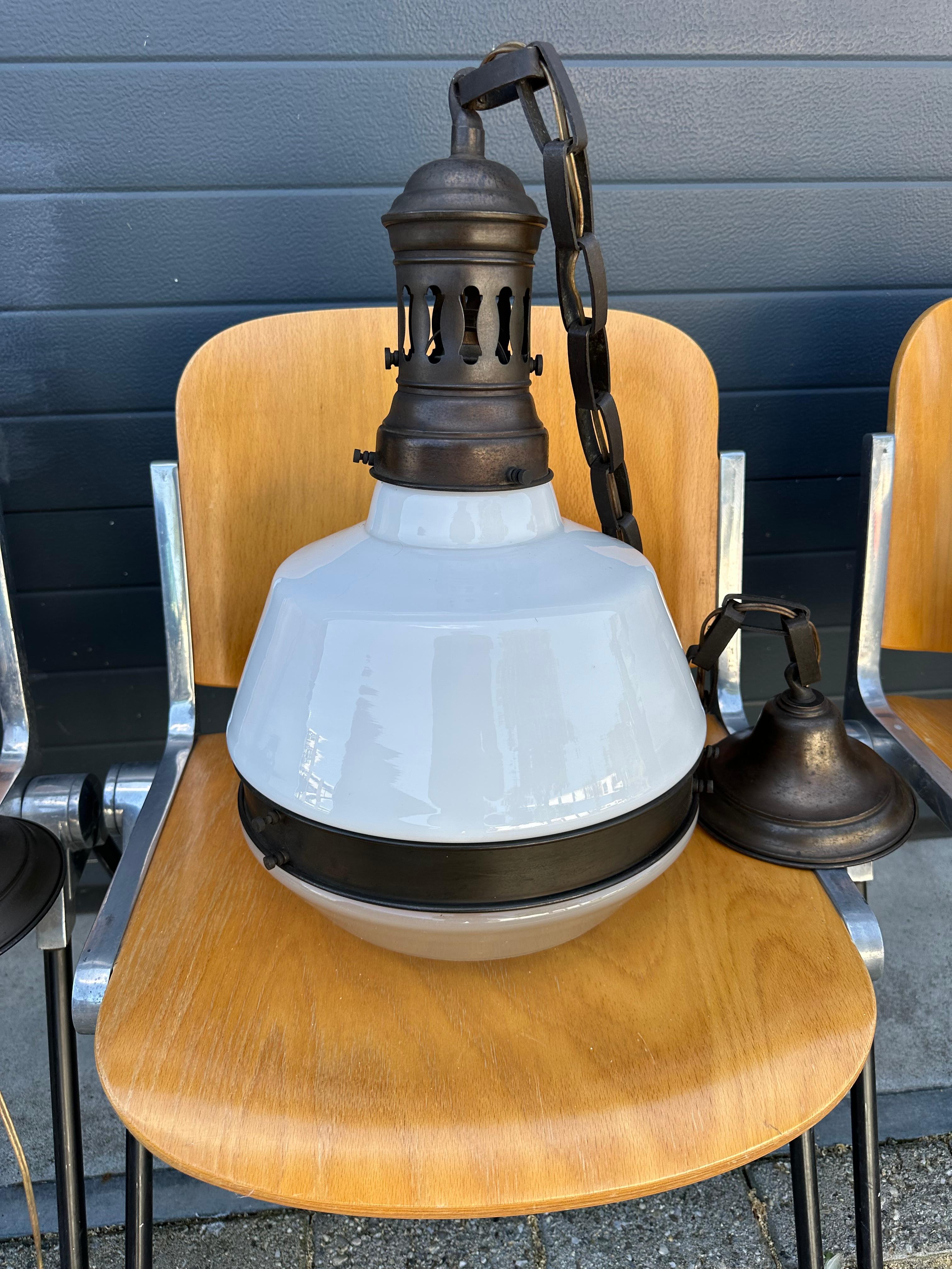 Rare ensemble de 3 Lights Art Deco / Bauhaus Design laiton et verre opalin Bon état - En vente à Lisse, NL