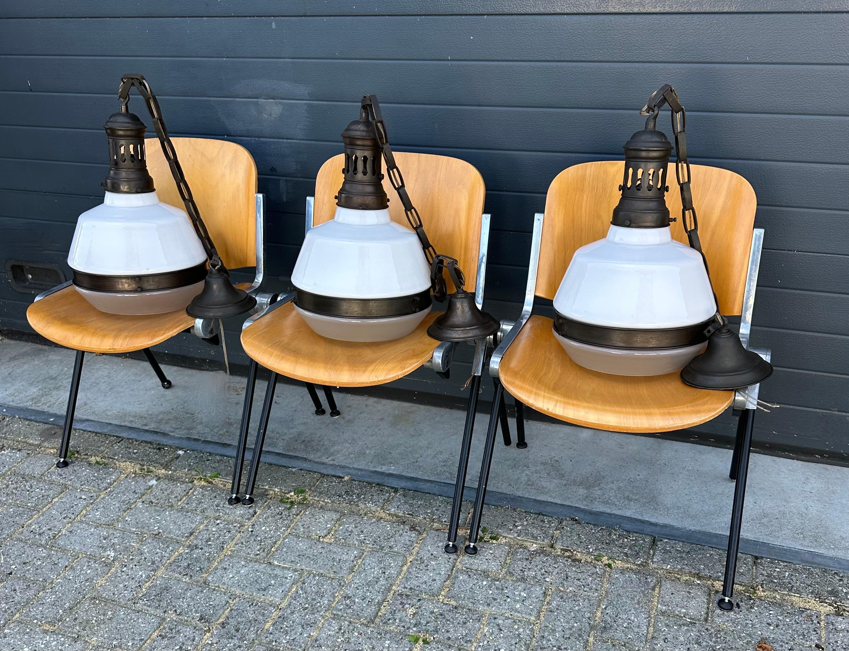 20ième siècle Rare ensemble de 3 Lights Art Deco / Bauhaus Design laiton et verre opalin en vente