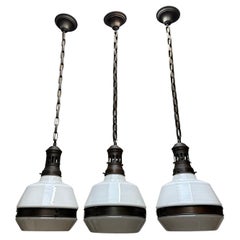 Seltener Satz von 3 Art Deco / Bauhaus Design Pendelleuchten aus Messing und Opalglas