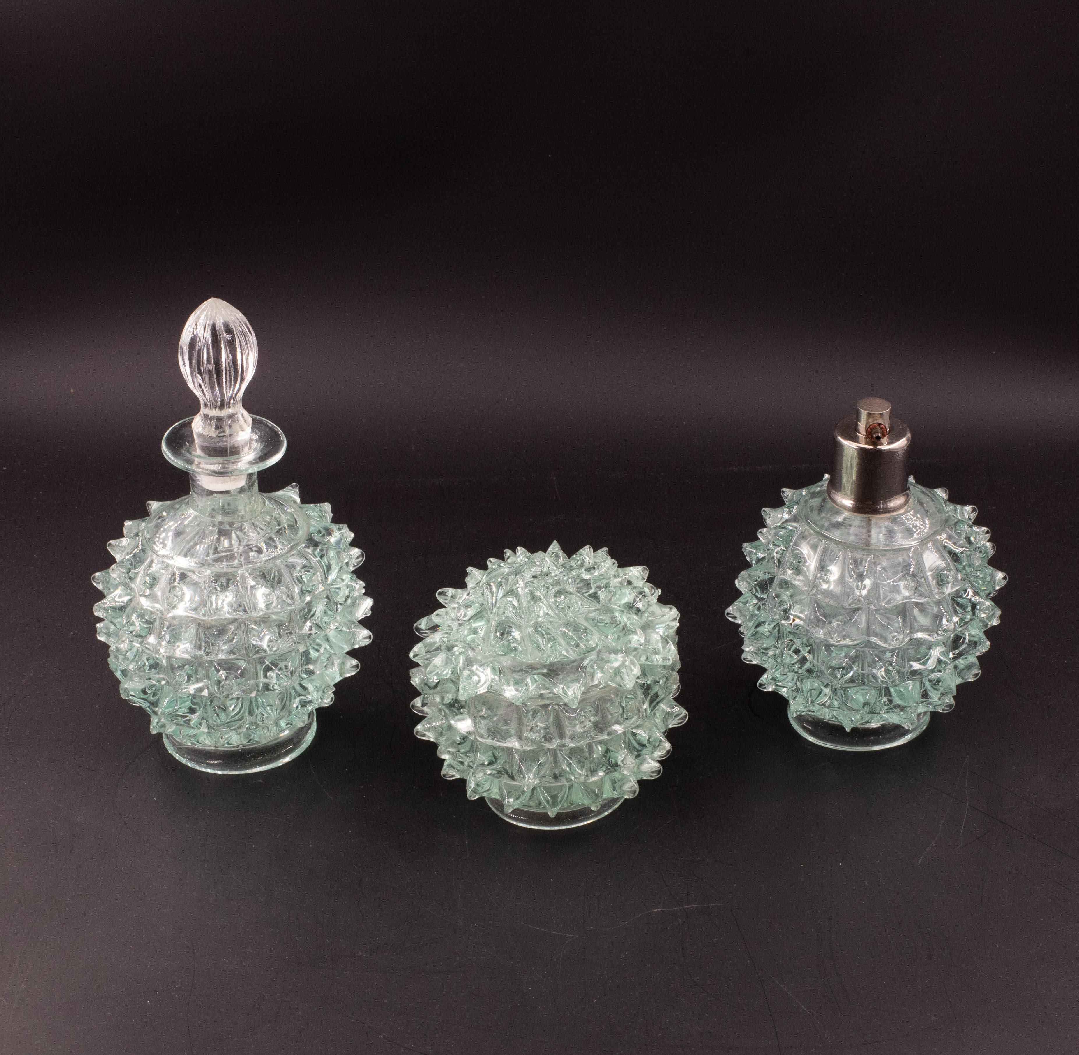 Incredibile set di 3 vasi in vetro di Murano in un raro blu acquamarina rostrato di metà secolo. Questo bellissimo oggetto è stato prodotto negli anni '40 in Italia da Ercole Barovier per Barovier&Toso.
Questo capolavoro è un fantastico tributo