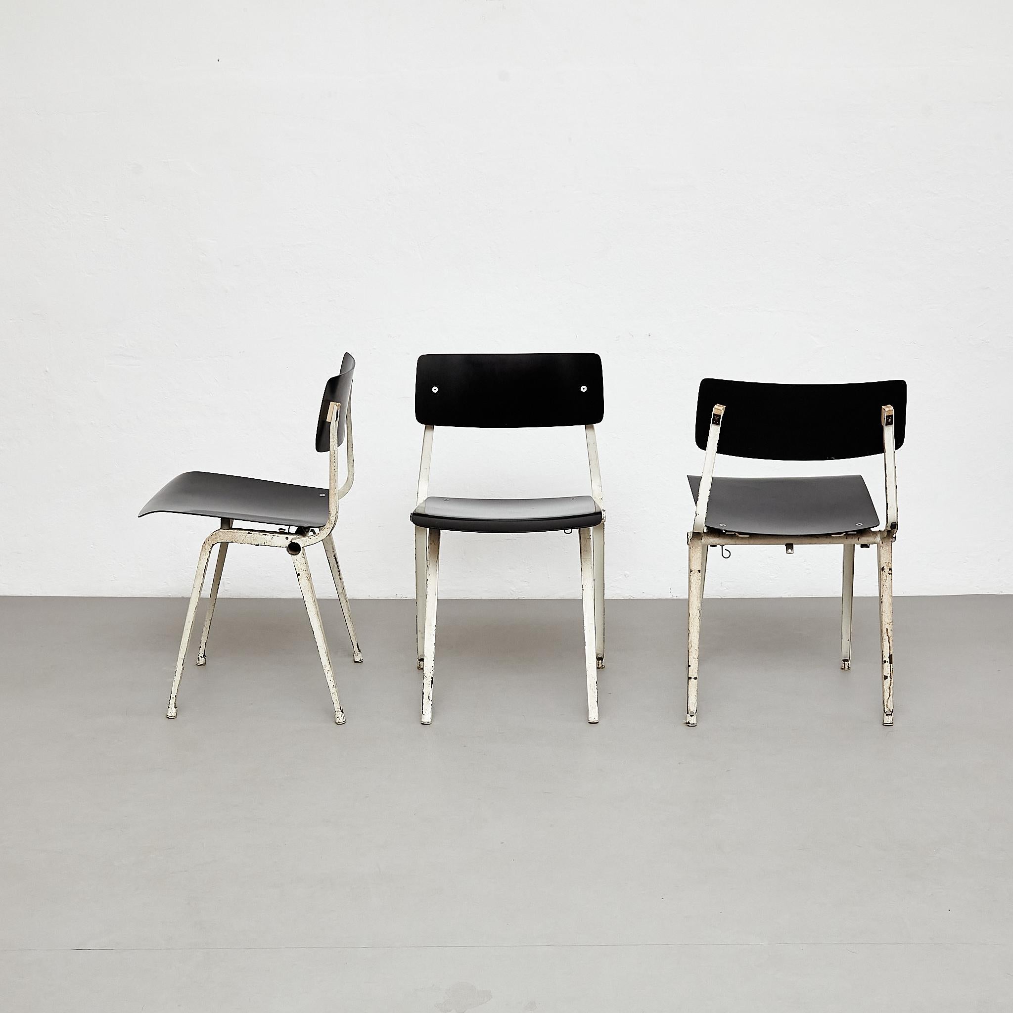 Rarissime ensemble de trois chaises de théâtre conçues par Kramer en 1959.
Fabriqué aux Pays-Bas par Ahrend de Cyrkel.

Tous les objets sont en bon état, avec une légère usure due à l'âge et à l'utilisation. 

Matériaux :
Métal

Dimensions