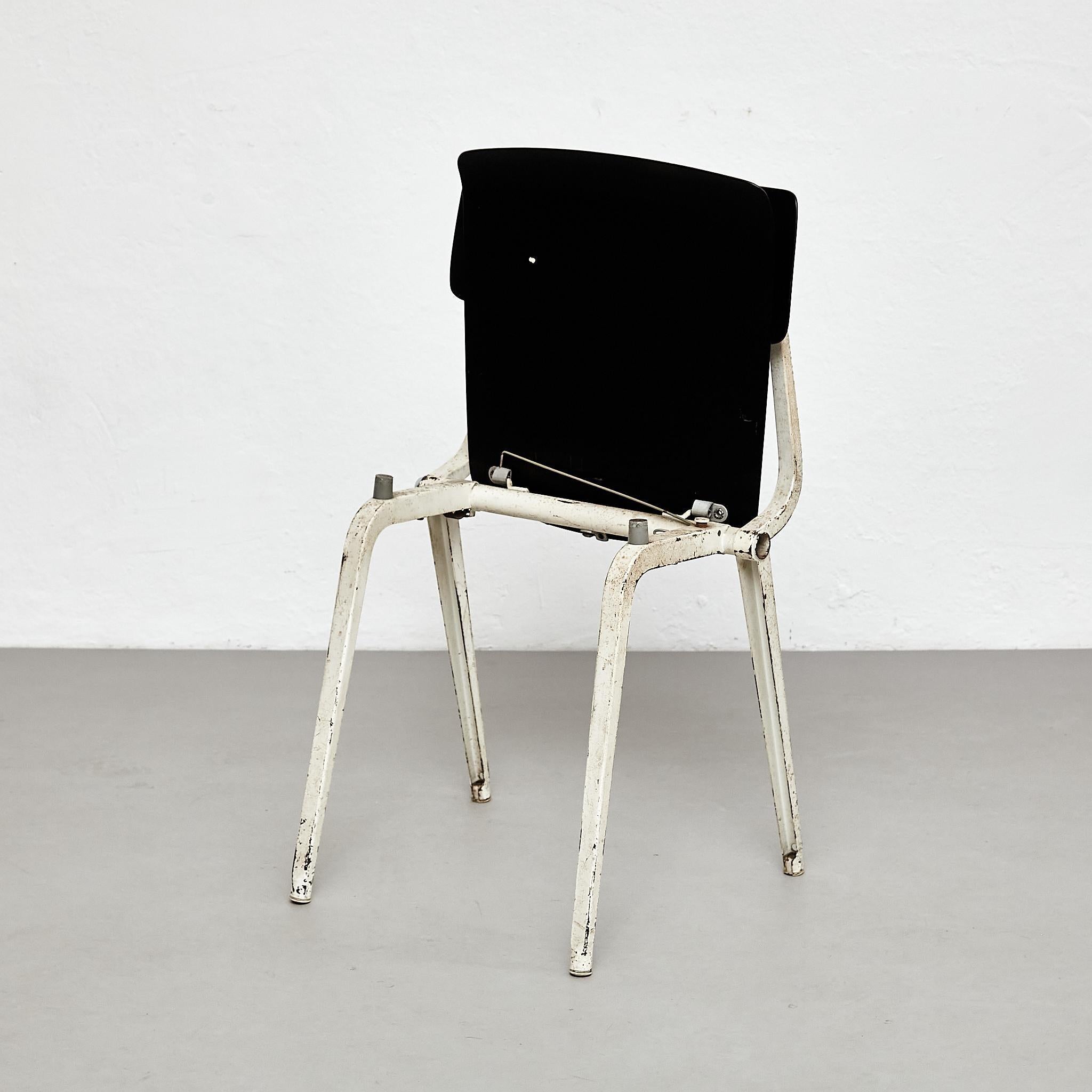 Rarissime ensemble de trois chaises de théâtre conçues par Kramer en 1959.
Fabriqué aux Pays-Bas par Ahrend de Cyrkel.

Tous les objets sont en bon état, avec une légère usure due à l'âge et à l'utilisation. 

Matériaux :
Métal

Dimensions :
D46 cm